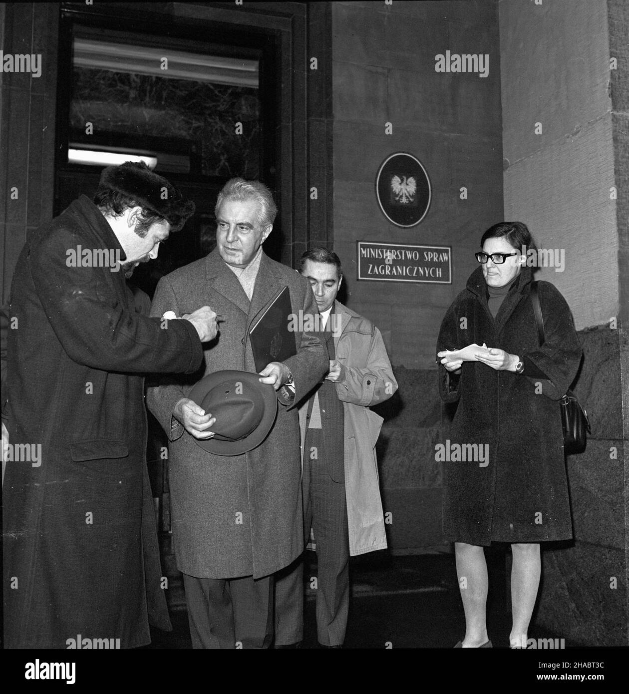 Warszawa, 1969-11. Zef misji handlowej RFN Henryk Boexs przed gmachem Ministerstwa Spraw Zagranicznych; korespondentka dpa w Polsce Renate Marsch (P). kw PAP/Zbigniew Matuszewski Dok³adny dzieñ wydarzenia nieustalony. Varsavia, novembre 1969. Nella foto: Capo della missione commerciale della Repubblica Federale tedesca Henryk Boex di fronte all'edificio del Ministero degli Esteri. kw PAP/Zbigniew Matuszewski Foto Stock