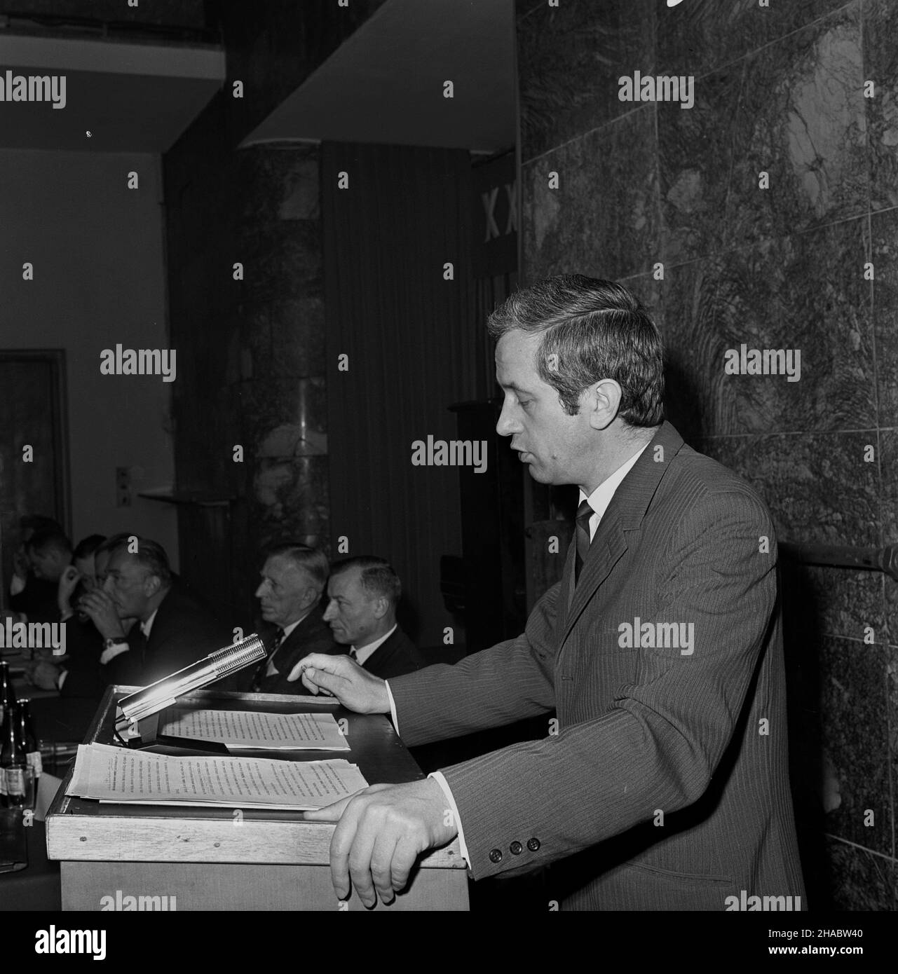 Warszawa, 1969-11-03. Posiedzenie Zarz¹du G³ównego Stowarzyszenia Dziennikarzy Polskich (SDP) w siedzibie SDP przy ulicy Foksal. przemówienie Józefa Bareckiego, cz³onka prezydium Zarz¹du G³ównego i prezesa warszawskiego oddzia³u Stowarzyszenia, póŸniejszego przewodnicz¹cego SDP i rzecznika rz¹du PRL. mb PAP/Boles³aw Miedza Varsavia, 3 novembre 1969. La seduta del consiglio di amministrazione dell'Associazione dei giornalisti polacchi (SDP) presso la sede SDP in via Foksal. Nella foto: membro del presidio del Consiglio principale e capo della filiale di Varsavia dell'Associazione, successivamente capo SDP e governo polacco sp Foto Stock