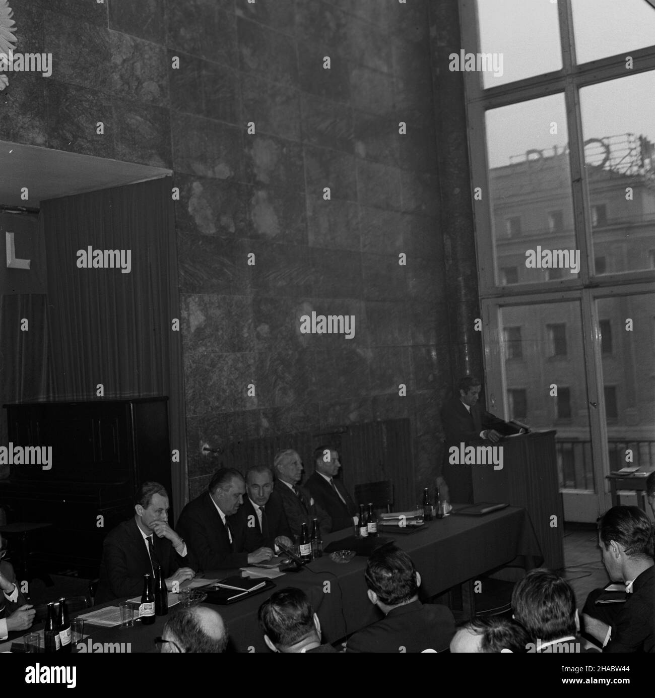 Warszawa, 1969-11-03. Posiedzenie Zarz¹du G³ównego Stowarzyszenia Dziennikarzy Polskich (SDP) w siedzibie SDP przy ulicy Foksal. przemówienie Józefa Bareckiego, cz³onka prezydium Zarz¹du G³ównego i prezesa warszawskiego oddzia³u Stowarzyszenia, póŸniejszego przewodnicz¹cego SDP i rzecznika rz¹du PRL. mb PAP/Boles³aw Miedza Varsavia, 3 novembre 1969. La seduta del consiglio di amministrazione dell'Associazione dei giornalisti polacchi (SDP) presso la sede SDP in via Foksal. Nella foto: membro del presidio del Consiglio principale e capo della filiale di Varsavia dell'Associazione, successivamente capo SDP e governo polacco Foto Stock
