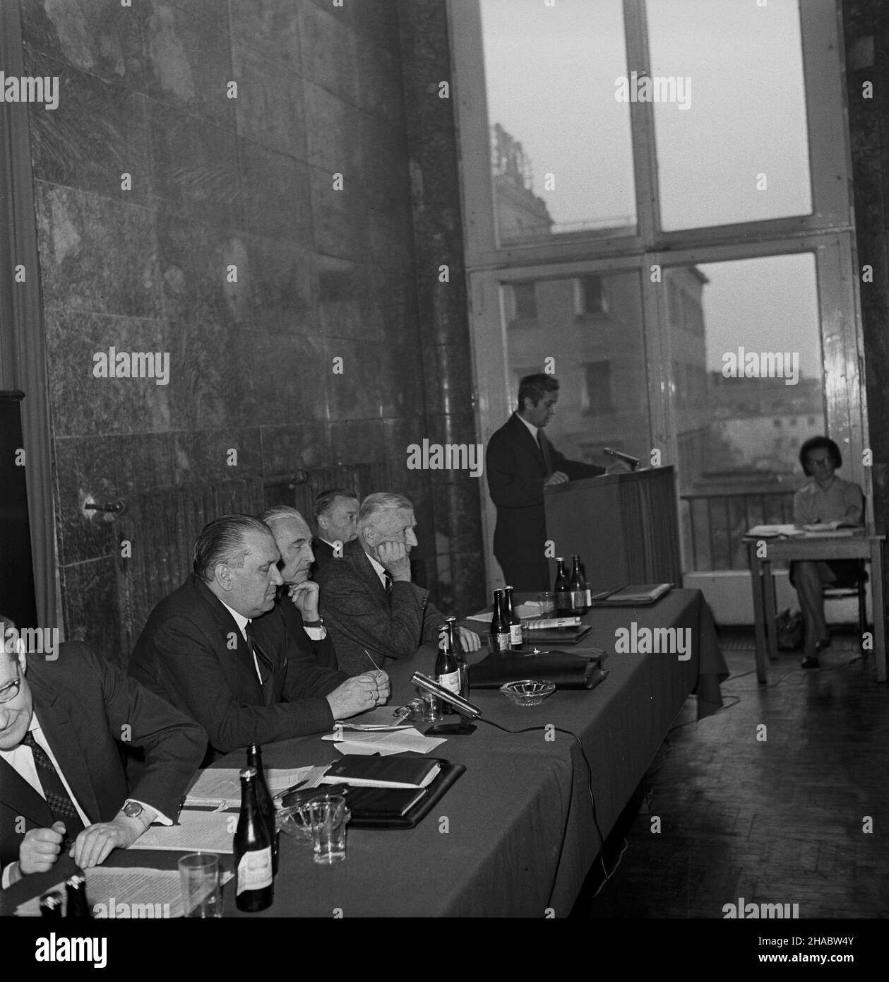 Warszawa, 1969-11-03. Posiedzenie Zarz¹du G³ównego Stowarzyszenia Dziennikarzy Polskich (SDP) w siedzibie SDP przy ulicy Foksal. przemówienie Józefa Bareckiego cz³onka prezydium Zarz¹du G³ównego i prezesa warszawskiego oddzia³u Stowarzyszenia, póŸniejszego przewodnicz¹cego SDP i rzecznika rz¹du PRL. mb PAP/Boles³aw Miedza Varsavia, 3 novembre 1969. La seduta del consiglio di amministrazione dell'Associazione dei giornalisti polacchi (SDP) presso la sede SDP in via Foksal. Nella foto: membro del presidio del Consiglio principale e capo della filiale di Varsavia dell'Associazione, successivamente capo SDP e governo polacco sp Foto Stock