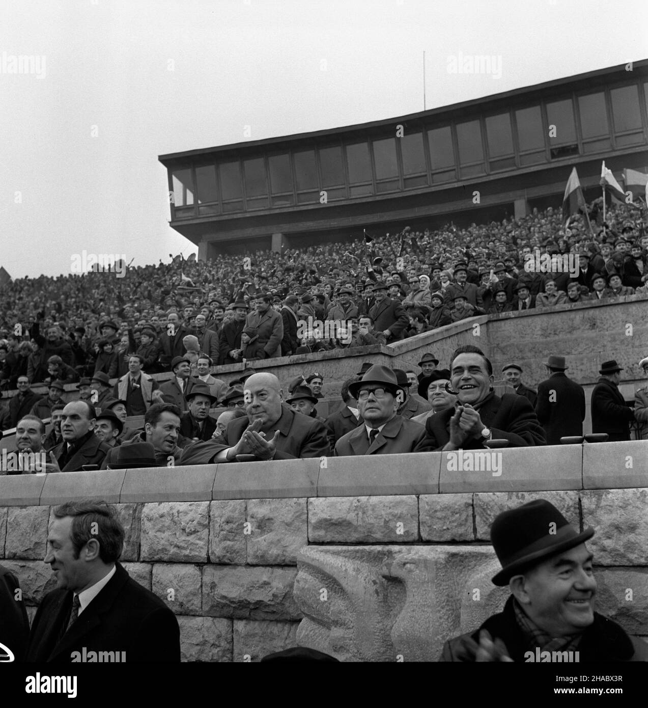 Warszawa, 1969-11-09. Ostatni mecz eliminacyjny Mistrzostw Œwiata 1970 w pi³ce no¿nej. Na Stadionie Dziesiêciolecia reprezentacja polski pokona³a zespó³ Bu³garii 3:0. Dwie bramki zdoby³ Andrzej Jarosik, trzeci¹ Kazimierz Deyna. Z lo¿y honorowej oklaskiwali ten sukces cz³onkowie w³adz partyjnych i rz¹du. NZ. cz³onek KC PZPR Józef Kêpa (2L), sekretarz KC PZPR Józef Tejchma (3L), Premier Józef Cyrankiewicz (4L), przewodnicz¹cy Centralnej Rady Zwi¹zków Zawodowych (CRZZ) Ignacy Loca-Sowiñski (5L), prezes Polskiego Zwi¹zku Pi³ki No¿nej (PZPN) Wies³aw Ociuka (PAP), Muszyñski Novuka 9 Foto Stock