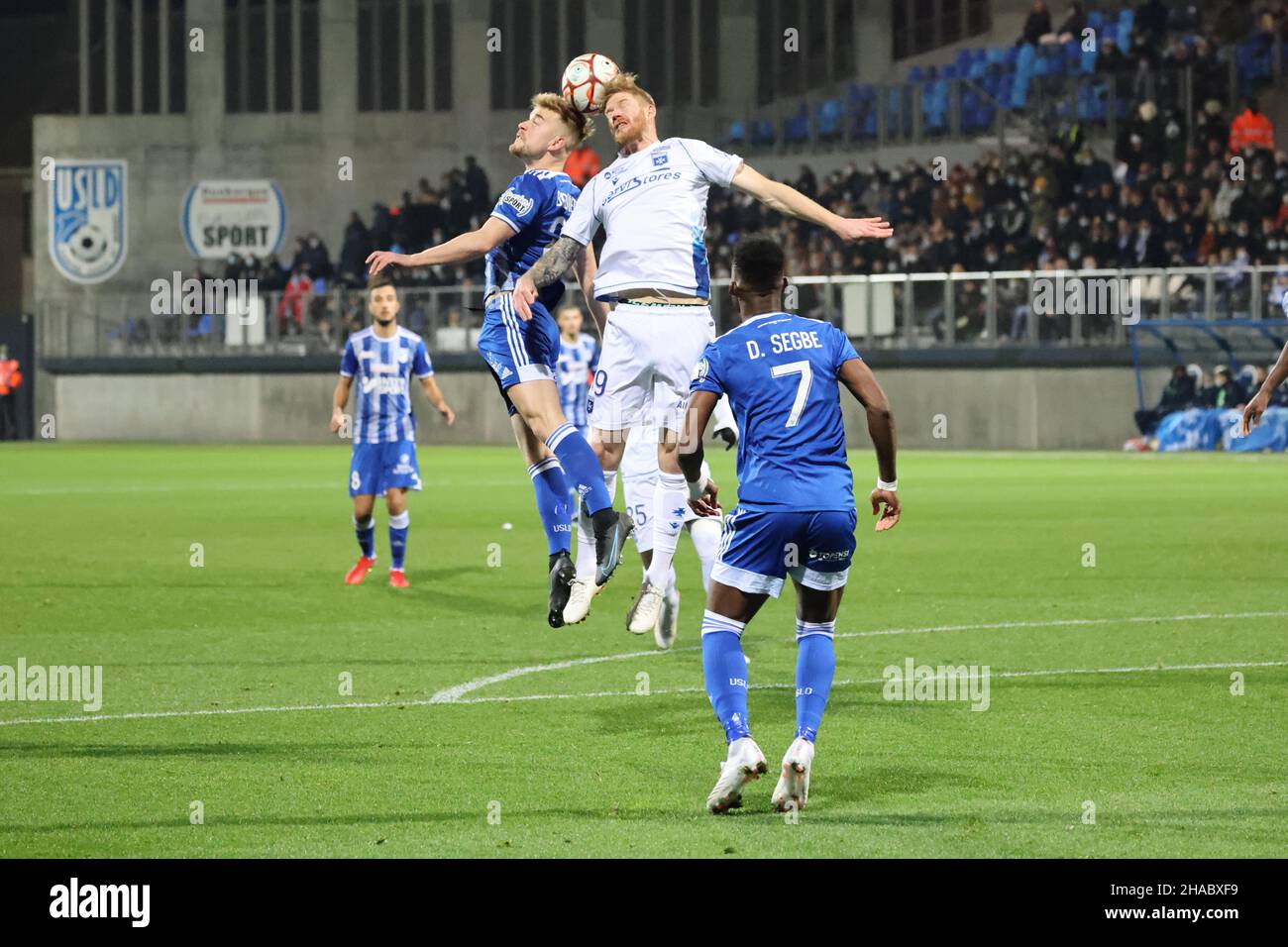 Duello in aria Gaetan CHARBONNIER 19 Auxerre e Nicolas BRUNEEL 21 Dunkerque durante il campionato francese Ligue 2 partita di calcio tra USL Dunkerque e AJ Auxerre il 11 dicembre 2021 allo stadio Marcel Tribut a Dunkerque, Francia - Foto: Laurent Sanson/DPPI/LiveMedia Foto Stock