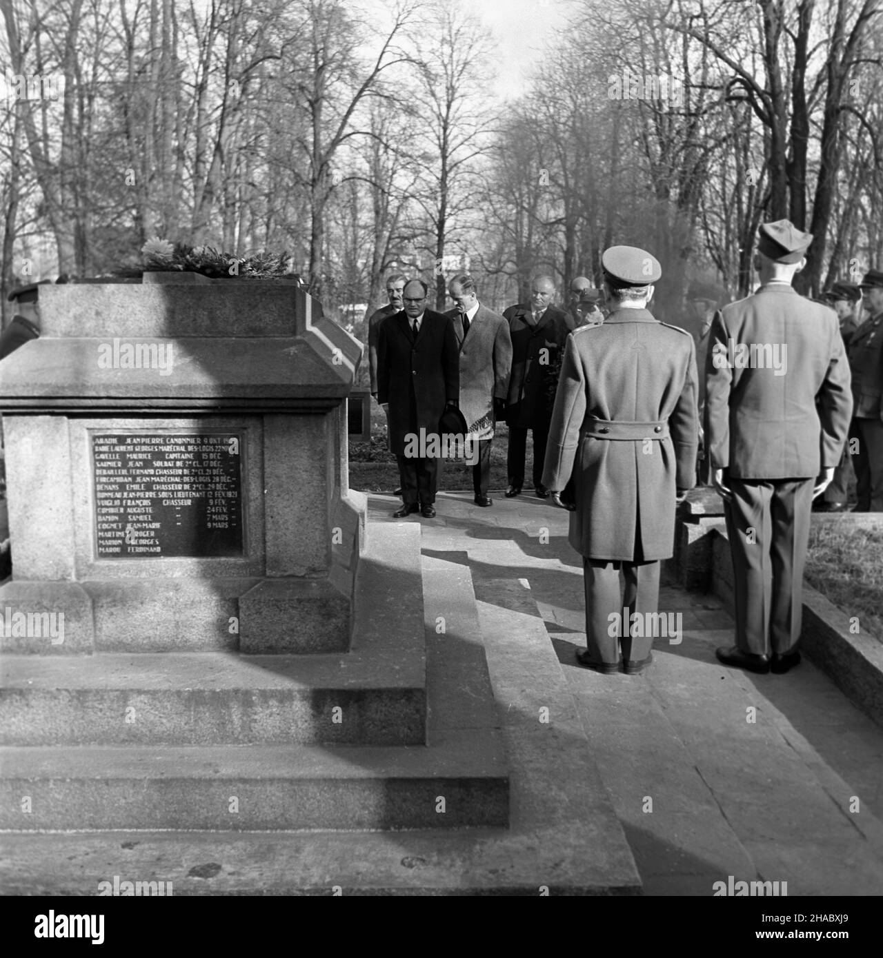 Gliwice, 1969-11-11. Dzieñ pamiêci poleg³ych ¿o³nierzy francuskich na cmentarzu wojennym w parku przy ul. Kozielskiej. Na cmentarzu spoczywaj¹ ¿o³nierze francuscy polegli podczas plebiscytu na Górnym Œl¹sku w kwietniu 1922 r. uroczystoœæ z³o¿enia wieñców przed pomnikiem poleg³ych ¿o³nierzy francuskich przez konsula generalnego Republiki Francuskiej w Krakowie Jeana Honnorada (L) i cz³onków gliwickiego Zwi¹zku Bojowników o Wolnoœæ i Demokracjê (ZBoWiD) w obecnoœci m.in. przewodnicz¹cego Prezydium Miejskiej Rwodowej (MRN) Cieœlaka Zenw/Zenw Stanis³aw (zenw) œrodku Foto Stock