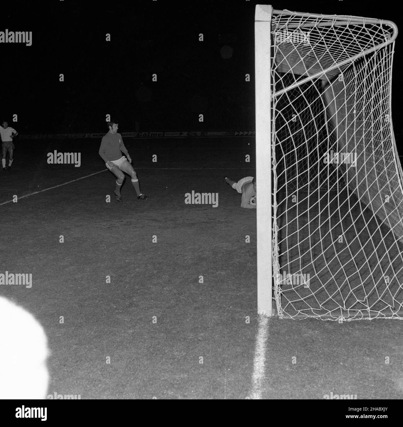 Zabrze, 1969-11-12. Mecz pi³ki no¿nej Górnik Zabrze - Glasgow Rangers w ramach Pucharu Zdobywców Pucharów. Górnik pokona³ goœci 3:1. Strzelcami bramek byli: W³odzimierz Lubañski (2) i Zygfryd So³tysik. NZ. Obrona bramki Górnika. uu PAP/Stanis³aw Jakubowski Zabrze, 12 novembre 1969. Una partita di calcio tra Gornik Zabrze e Glasgow Rangers all'interno della Coppa UEFA. Gornik ha vinto dal 3 al 1 con Rangers. Gli obiettivi sono stati girati da Wlodzimierz Lubanski (2) e Zygfryd Soltysik. Nella foto: La difesa del gorgnik Goal. uu PAP/Stanislaw Jakubowski Foto Stock