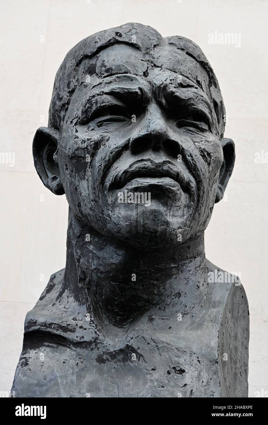 Statua di Nelson Mandela, statua di bronzo di Ivan Walters, Royal Festival Hall, Southbank, Londra. REGNO UNITO Foto Stock