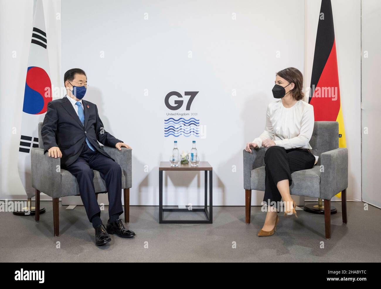 Il Ministro federale degli esteri Annalena Baerbock incontra il suo omologo coreano Chung EUI-yong alla riunione del G7 dei ministri degli Esteri e dello sviluppo e dei ministri degli Esteri dei paesi ASEAN a Liverpool. Foto Stock