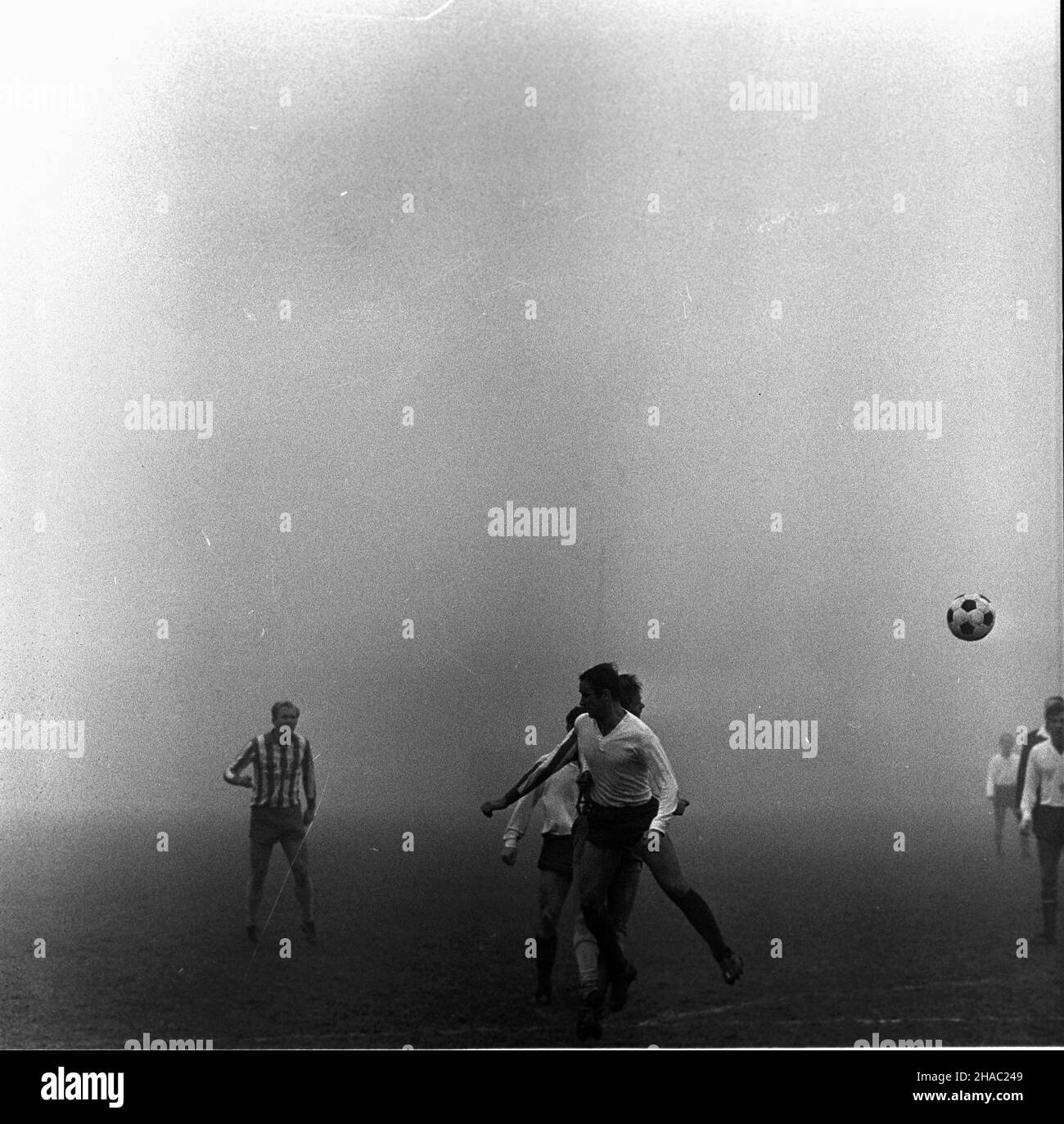 Warszawa, 1969-11-23. Mecz pi³ki no¿nej rundy jesiennej rozgrywek ligowych w sezonie 1969/1970 Gwardia Warszawa - Zag³êbie Sosnowiec, na stadionie Gwardii (ul.Rac³awicka). Spotkanie zakoñczy³o siê zwyciêstwem Zag³êbia Sosnowiec 2:0 (po golach Andrzeja Jarosika w 10 i 68 min.). Zawodnicy Gwardii w pasistych koszulkach. kw PAP/Edmund Uchymiak Varsavia, 23 novembre 1969. Una partita di calcio autunnale 1969 tra Gwardia Warsaw e Zaglebie Sosnowiec allo stadio Gwardia in via Raclawicka. La partita è stata vinta da Zaglebie Sosnowiec dal 2 al 0 (Andrzej Jarosik ha segnato gol nei 10th e 68th minuti Foto Stock