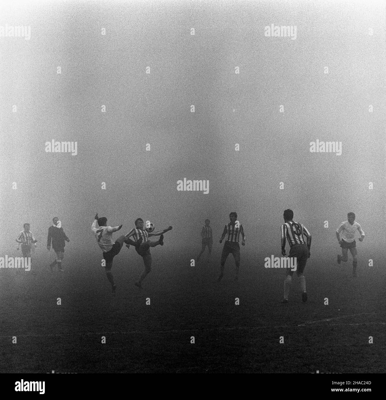 Warszawa, 1969-11-23. Mecz pi³ki no¿nej rundy jesiennej rozgrywek ligowych w sezonie 1969/1970 Gwardia Warszawa - Zag³êbie Sosnowiec, na stadionie Gwardii (ul.Rac³awicka). Spotkanie zakoñczy³o siê zwyciêstwem Zag³êbia Sosnowiec 2:0 (po golach Andrzeja Jarosika w 10 i 68 min.). Zawodnicy Gwardii w pasiastych koszulkach. kw PAP/Stanis³aw D¹browiecki Varsavia, 23 novembre 1969. Il round autunnale della lega polacca di qualificazione a tra Gwardia Warszawa e Zaglebie Sosnowiec allo stadio Gwardia (in via Raclawicka). Sosnowiec vince dal 2 al 0 (dopo gli obiettivi sparati da Andrzej Jarosik nella 10th AN Foto Stock