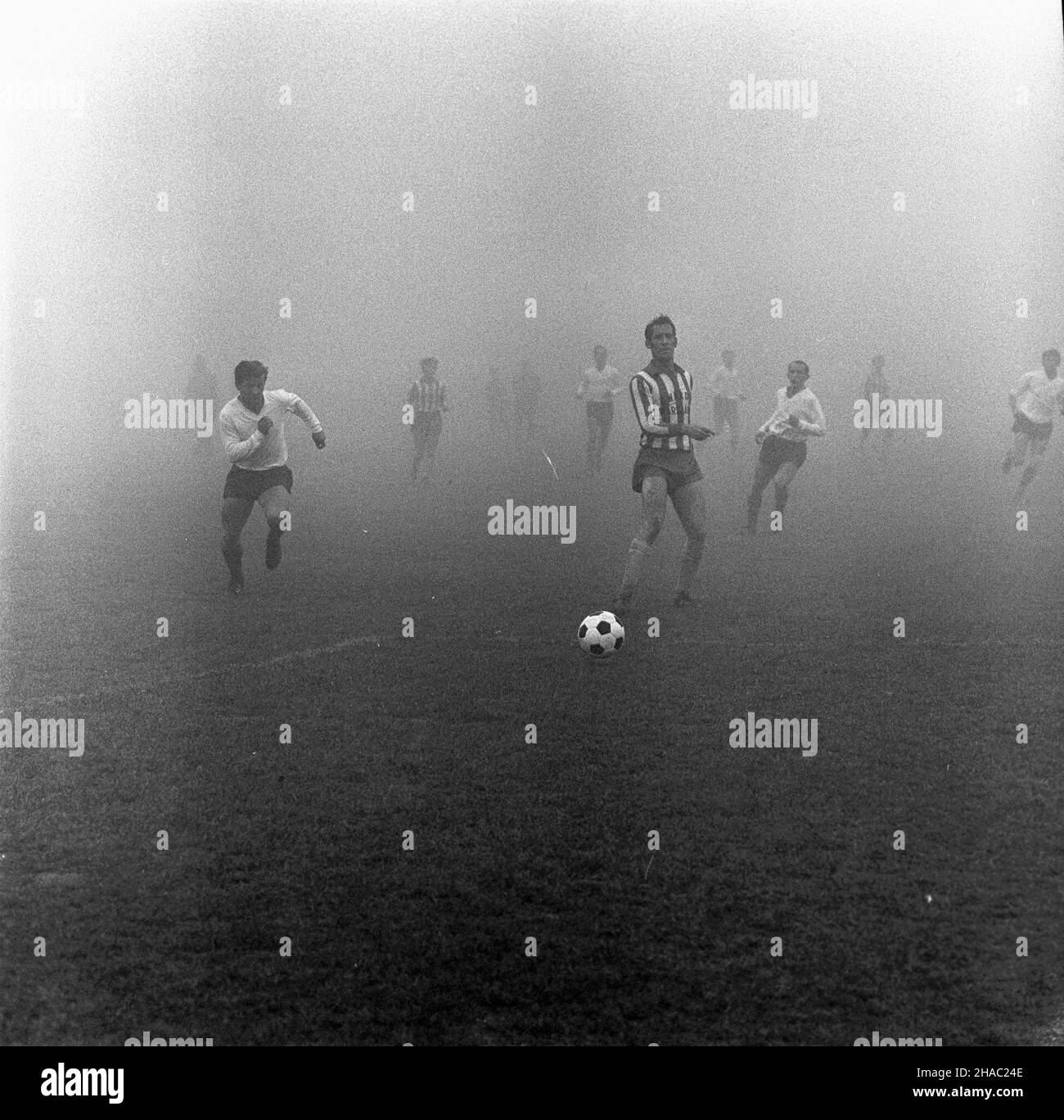 Warszawa, 1969-11-23. Mecz pi³ki no¿nej rundy jesiennej rozgrywek ligowych w sezonie 1969/1970 Gwardia Warszawa - Zag³êbie Sosnowiec, na stadionie Gwardii (ul.Rac³awicka). Spotkanie zakoñczy³o siê zwyciêstwem Zag³êbia Sosnowiec 2:0 (po golach Andrzeja Jarosika w 10 i 68 min.). Zawodnicy Gwardii w pasiastych koszulkach. kw PAP/Stanis³aw D¹browiecki Varsavia, 23 novembre 1969. Il round autunnale della lega polacca di qualificazione a tra Gwardia Warszawa e Zaglebie Sosnowiec allo stadio Gwardia (in via Raclawicka). Sosnowiec vince dal 2 al 0 (dopo gli obiettivi sparati da Andrzej Jarosik nella 10th AN Foto Stock