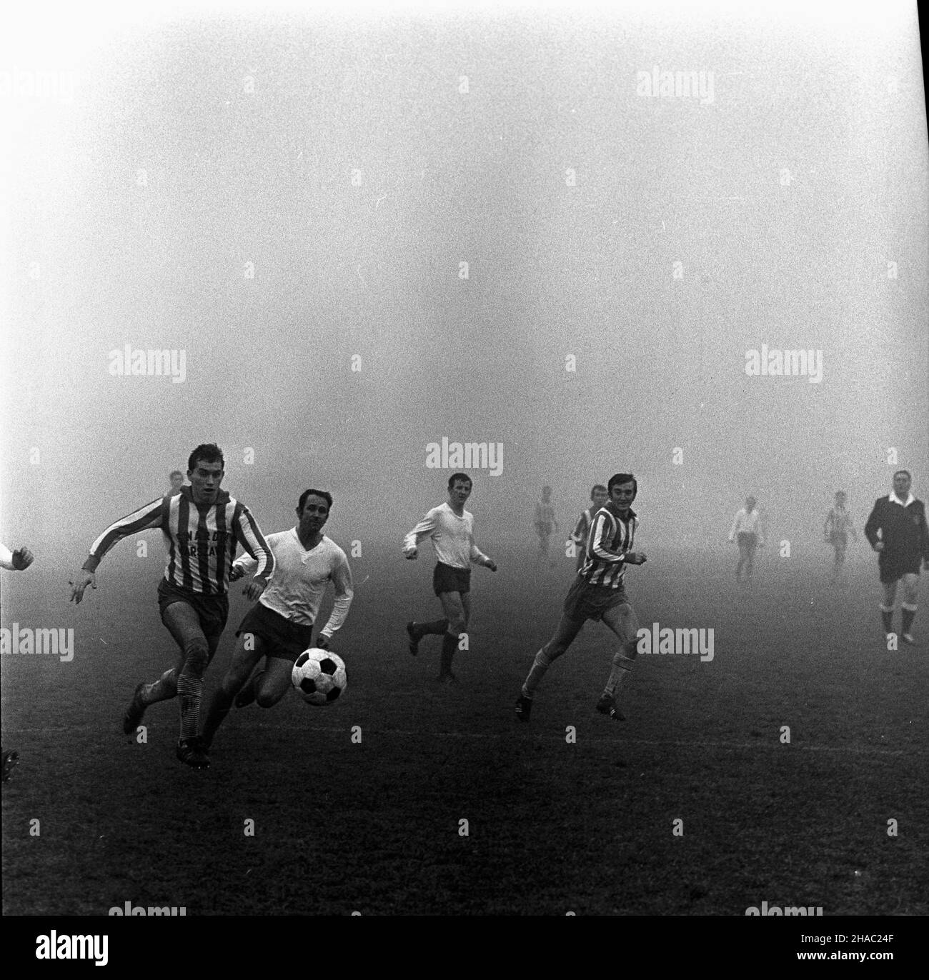 Warszawa, 1969-11-23. Mecz pi³ki no¿nej rundy jesiennej rozgrywek ligowych, w sezonie 1969/1970, Gwardia Warszawa - Zag³êbie Sosnowiec, na stadionie Gwardii (ul.Rac³awicka). Spotkanie zakoñczy³o siê zwyciêstwem Zag³êbia Sosnowiec 2:0 (po golach Andrzeja Jarosika w 10 i 68 min.). Zawodnicy Gwardii w pasistych koszulkach. kw PAP/Edmund Uchymiak Varsavia, 23 novembre 1969. Una partita di calcio autunnale 1969 tra Gwardia Warsaw e Zaglebie Sosnowiec allo stadio Gwardia in via Raclawicka. La partita è stata vinta da Zaglebie Sosnowiec dal 2 al 0 (Andrzej Jarosik ha segnato gol nei 10th e 68th m. Foto Stock