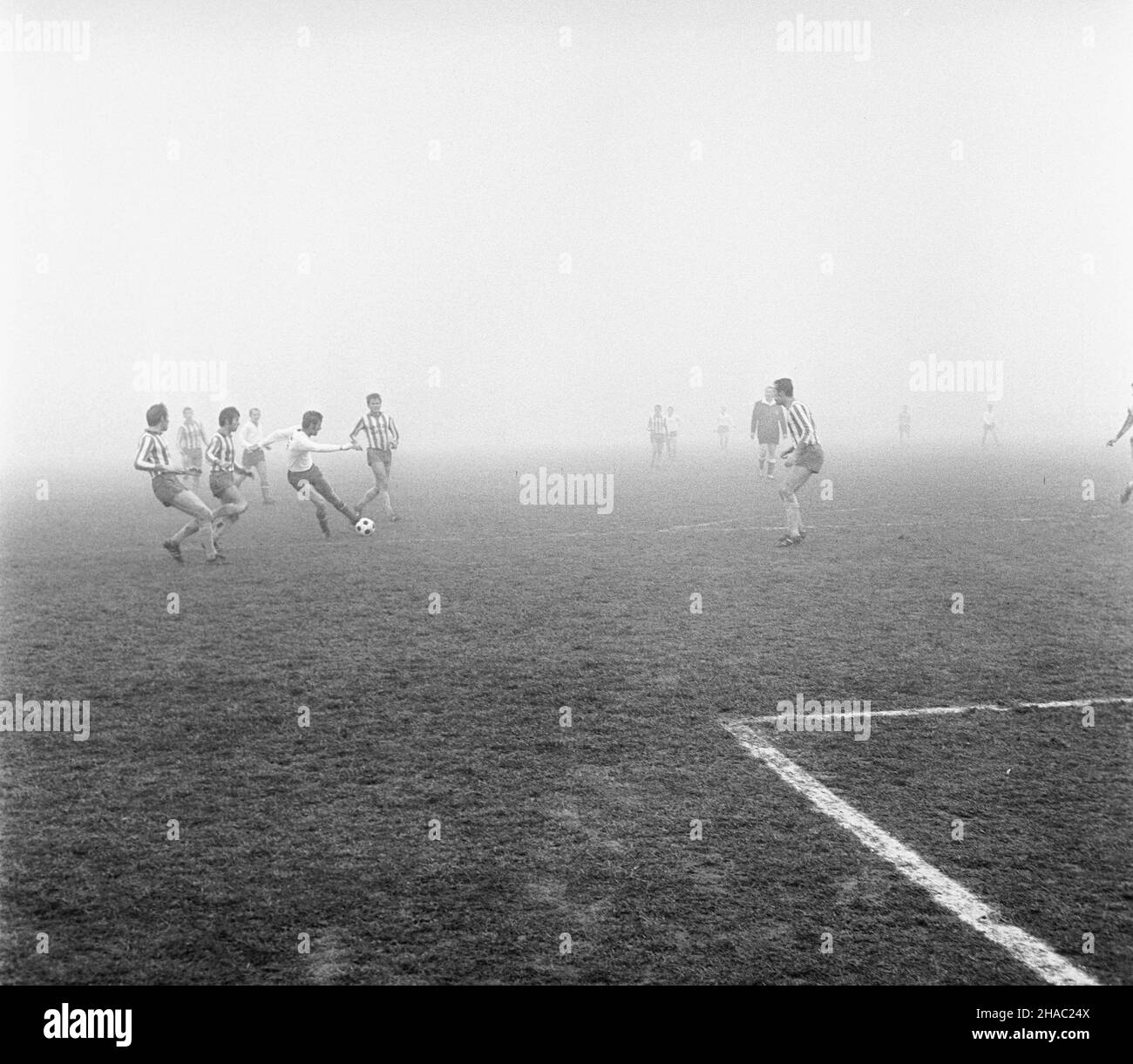 Warszawa, 1969-11-23. Mecz pi³ki no¿nej rundy jesiennej rozgrywek ligowych, w sezonie 1969/1970, Gwardia Warszawa - Zag³êbie Sosnowiec, na stadionie Gwardii (ul.Rac³awicka). Spotkanie zakoñczy³o siê zwyciêstwem Zag³êbia Sosnowiec 2:0 (po golach Andrzeja Jarosika w 10 i 68 min.). Zawodnicy Gwardii w pasiastych koszulkach. kw PAP/Adam Urbanek Varsavia, 23 novembre 1969. Una partita di calcio autunnale 1969 tra Gwardia Warsaw e Zaglebie Sosnowiec allo stadio Gwardia in via Raclawicka. La partita è stata vinta da Zaglebie Sosnowiec dal 2 al 0 (Andrzej Jarosik ha segnato gol nel 10th e 68th minu Foto Stock