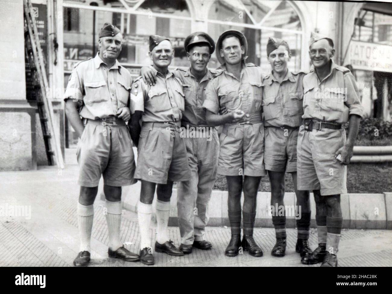 1942. Sei soldati britannici dell'esercito del 8th hanno fotografato durante il tempo libero su una strada al Cairo, in Egitto, prima della battaglia di El Alamein. Foto Stock