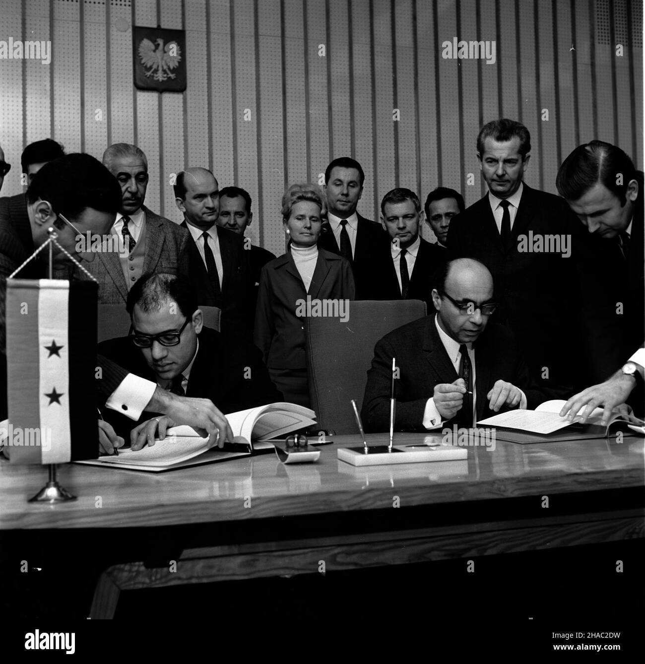 Warszawa, 1969-11-25. W Ministerstwie Handlu Zagranicznego podpisany zosta³ protokó³ reguluj¹cy wymianê handlow¹ i zasady p³atnoœci w roku 1970 miêdzy Polsk¹ Rzeczpospolit¹ Ludow¹ i Zjednoczon¹ Republik¹ Arabsk¹. Podpisy na dokumencie z³o¿yli ze strony ZRA wiceminister gospodarki i handlu zagranicznego Mohamed el Khawaga (L) i ze strony polskiej wiceminister handlu zagranicznego Ryszard Strzelecki (P). uu PAP/Stanis³aw D¹browiecki Warszawa, 1969-11-25. Un protocollo che disciplina i principi di scambio e di pagamento delle merci tra la Repubblica popolare di Polonia e la Repubblica araba unita per Foto Stock