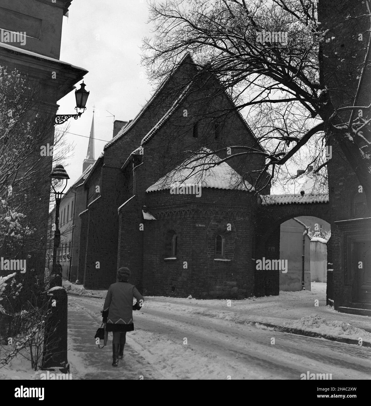 Wroc³aw, 1969-11-26. Koœció³ Œw. Idziego (pl. Katedralny) vedziany od strony ul. Kanonia, obok po prawej tzw. Brama Kluszczana. Koœció³ Œw. Idziego zosta³ zbudowany w pierwszej po³owie XIII w w stylu póŸnoromañskim i nale¿y do najstaszych ceglanych budowli miasta. Ca³y koœció³ od zewn¹trz obiega ceglany fryz arkadowy. uu PAP/Eugeniusz Wo³oszczuk Wroclaw, 26 novembre 1969. La chiesa di San Idzi (su Piazza Katedralny) vista da via Kanonia, oltre che sulla destra la cosiddetta porta di Kluszczana. La chiesa di San Idzi, costruita nella metà del 13th del 1st secolo in stile tardo romanico, è una delle più recenti chiese Foto Stock