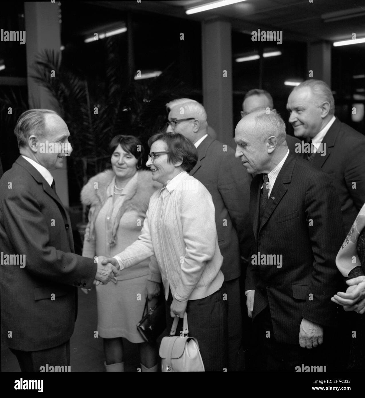 Warszawa, 1969-11-27. Spotkanie prezesa Naczelnego Komitetu Zjednoczonego Stronnictha Ludowego Czes³awa Wycecha (L) z nauczycielami w warszawskiej siedzibie partii. uu PAP/Edmund Uchymiak Varsavia, 27 novembre 1969. Incontro del Capo Comitato del Partito contadino Unito Czeslaw Wycech (a sinistra) con gli insegnanti nella sede del partito di Varsavia. uu PAP/Edmund Uchymiak Foto Stock