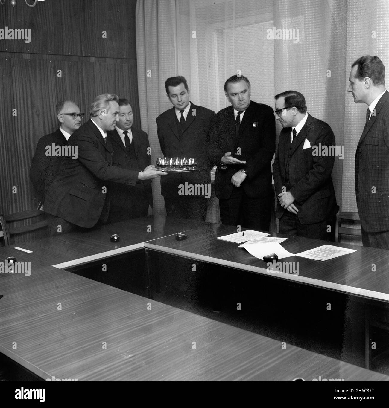 Warszawa, 1969-11-27. W siedzibie Zarz¹du G³ównego Stowarzyszenia Dziennikarzy Polskich (SDP) odby³o siê podpisanie umowy w sprawie utworzenia w S³upsku Miêdzynarodowego Centrum Fotografie Prasowej, placówki o charakterze muzealnym. W spotkaniu udzia³ wziêli m.in. zastêpca Prezesa Miejskiej Rady Narodowej (MRN) w S³upsku – Eugeniusz Szymañczak (4L), przewodnicz¹cy Zarz¹du G³ównego SDP, pose³ Ziemi Koszaliñskiej - rosso. Stanis³aw Mojkowski (5L), Dyrektor Muzeum Pomorza Œrodkowego – Janusz PrzewoŸny (6L), sekretarz generalny Zarz¹du G³ównego SDP – rosso. Stefan Olszewski (7L) oraz prezes Klubu Foto Foto Stock