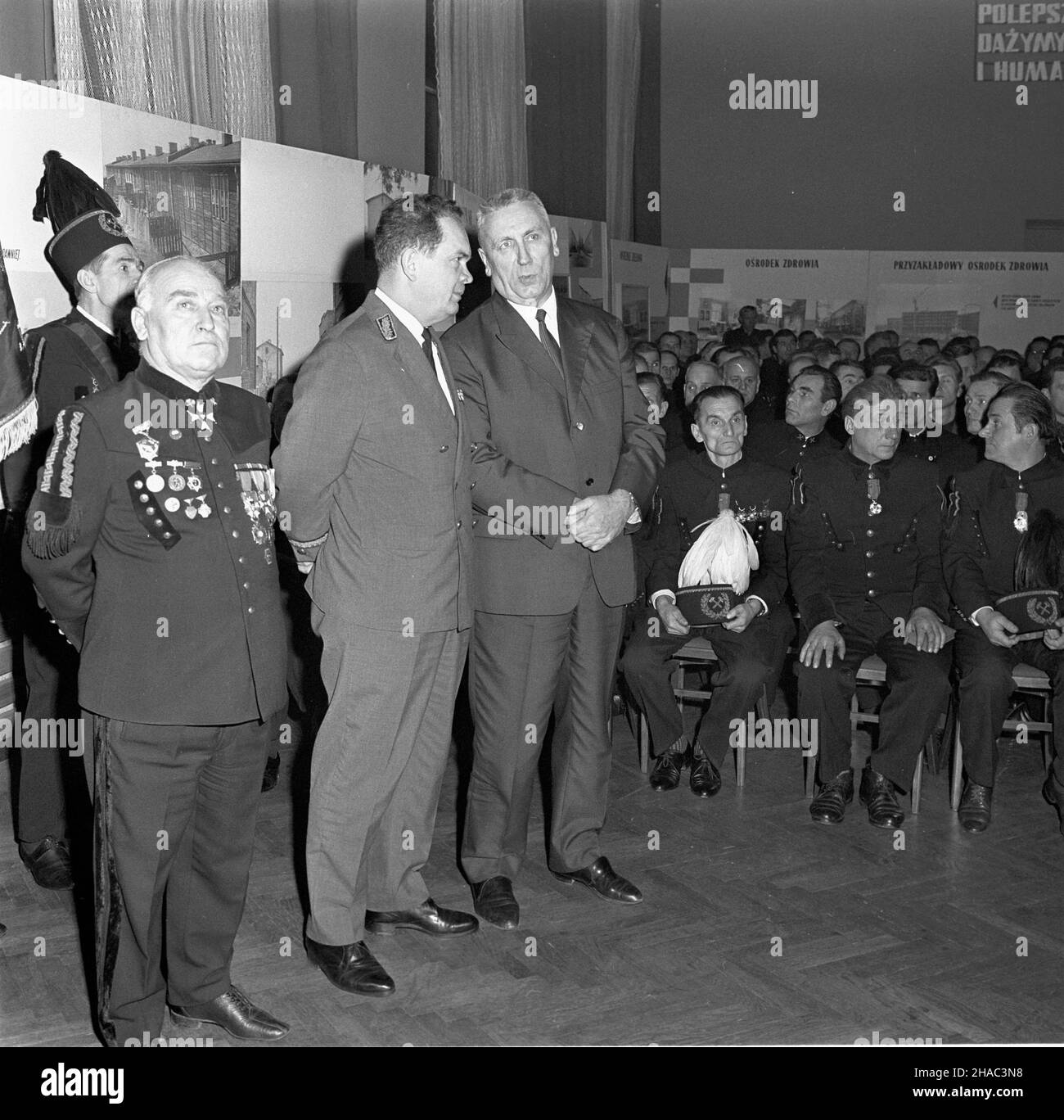 Sosnowiec, 1969-11-29. Z okazji dnia Górnika w Domu Kultury kopalni Milowice odby³a siê akademia pracowników kopalñ i zak³adów górniczych D¹browskiego Zjednoczenia Przemys³u Wêglowego. Uczestniczyli w niej: cz³onek Biura Politycznego KC, i sekretarz Komitetu Wojewódzkiego PZPR w Katowicach – Edward Gierek, ministro górnictwa i energetyki – Jan Mitrêga i przewodnicz¹cy Zarz¹du G³ównego Zwi¹zku Zawodowego Górników – Micha³ Specja³. Podczas uroczystoœci E. Gierek udekorowa³ odznaczeniami pañstwowymi zas³u¿onych górników. NZ. Na pierwszym planie J. Mitrêga (2L) i E. Gierek (3L). uu PAP/Kazimierz Foto Stock