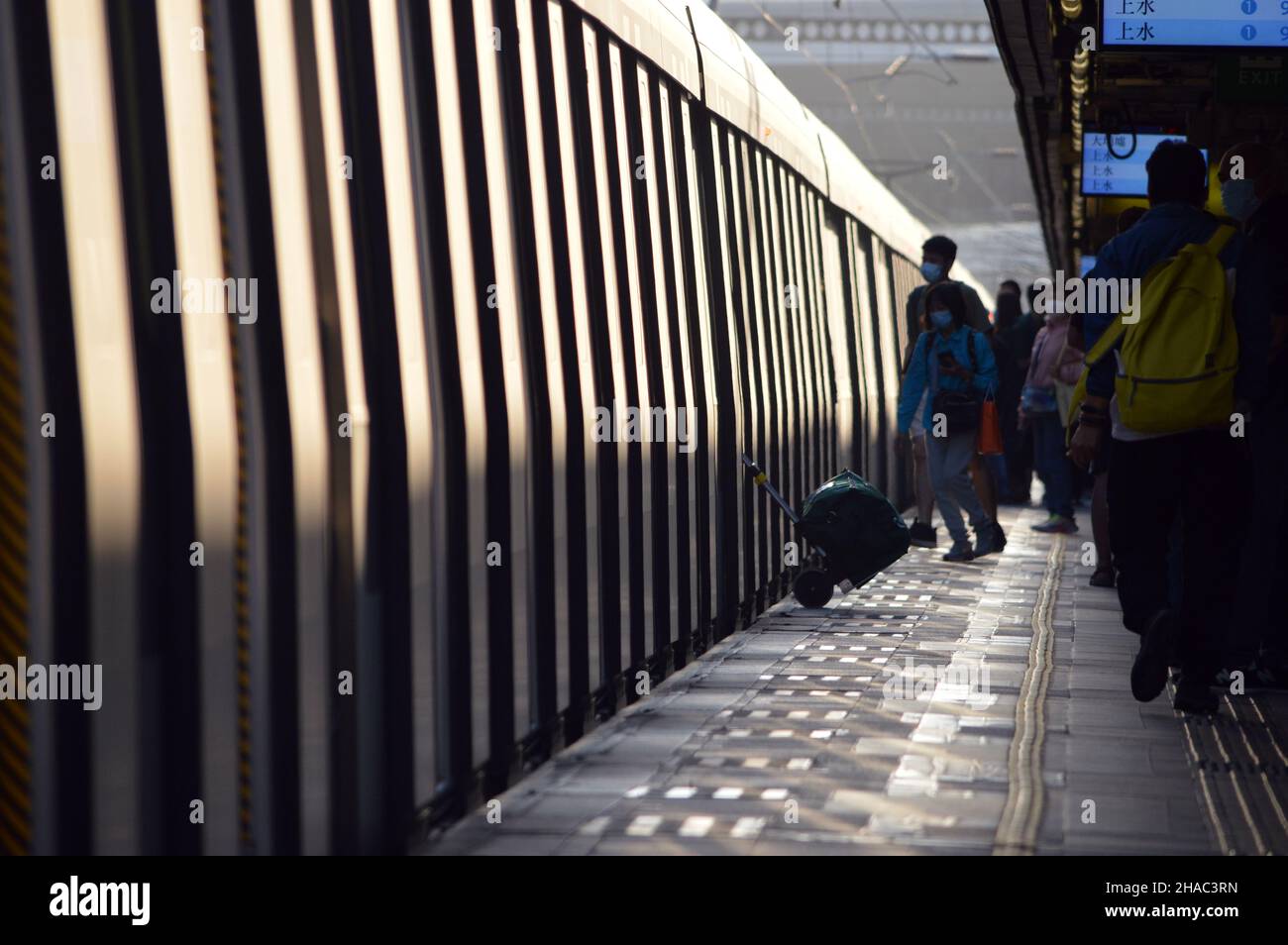 Hyundai Rotem EMU che abita alla Stazione di Tai Wai sulla linea ferroviaria Est del sistema della metropolitana MTR, Hong Kong, 2021 Foto Stock