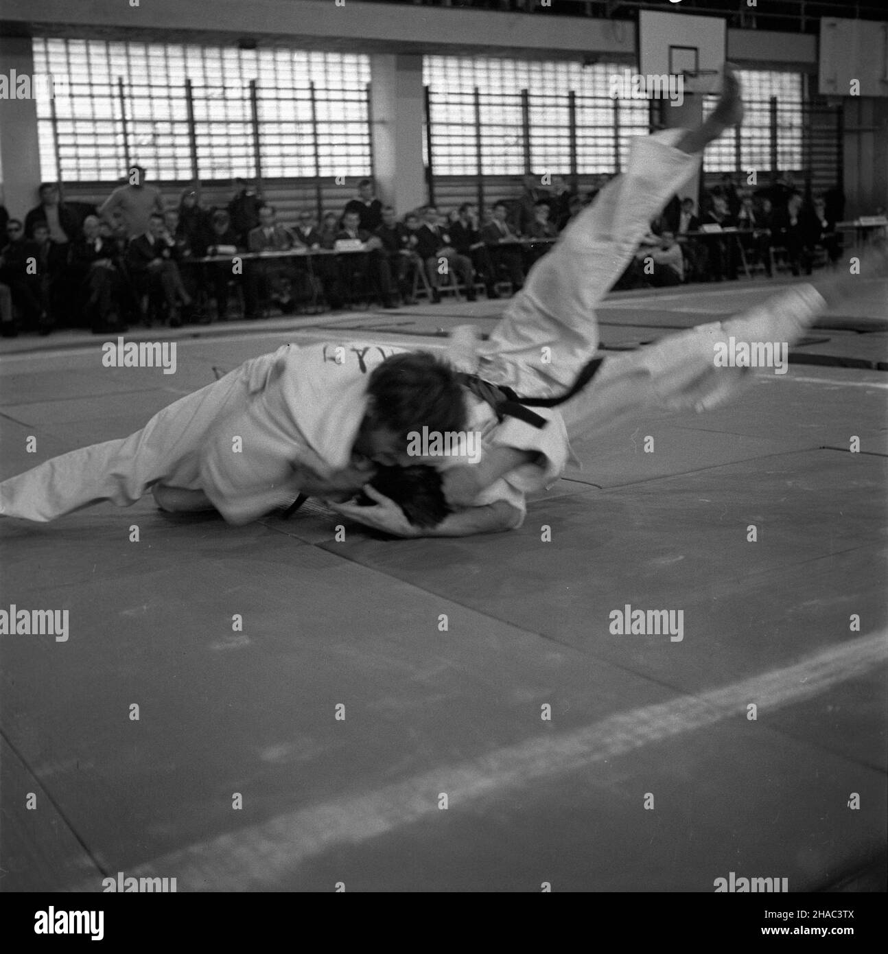 Gdynia, 1969-11-29. Dru¿ynowe mistrzostwa polski w JUDO rozgrywane w dniach 29 - 30 listopada 1969 r. Udzia³ w zawodach wziê³o 19 dru¿yn. I miejsce zaj¹³ Akademicki Zwi¹zek Sportowy (AZS) Siobukai z Warszawy, II miejsce Gwardyjski Klub Sportowy (GKS) Wybrze Gdañska e z¿, a III miejsce Wojskowy Klub Sportowy (WKS) Lotnik z Warszawy. NZ. Jerzy Jattow z GKS Wybrze¿e walczy z Miros³awem Malczewskim z AZS Wroc³aw - waga œrednia. mb PAP/Janusz Uklejewski Gdynia, 29 novembre 1969. Il Campionato di JUDO Team in Polonia, tra il 29 e il 30 novembre, 1969 hanno partecipato a 19 squadre di JUDO. Il 1st posto era w Foto Stock