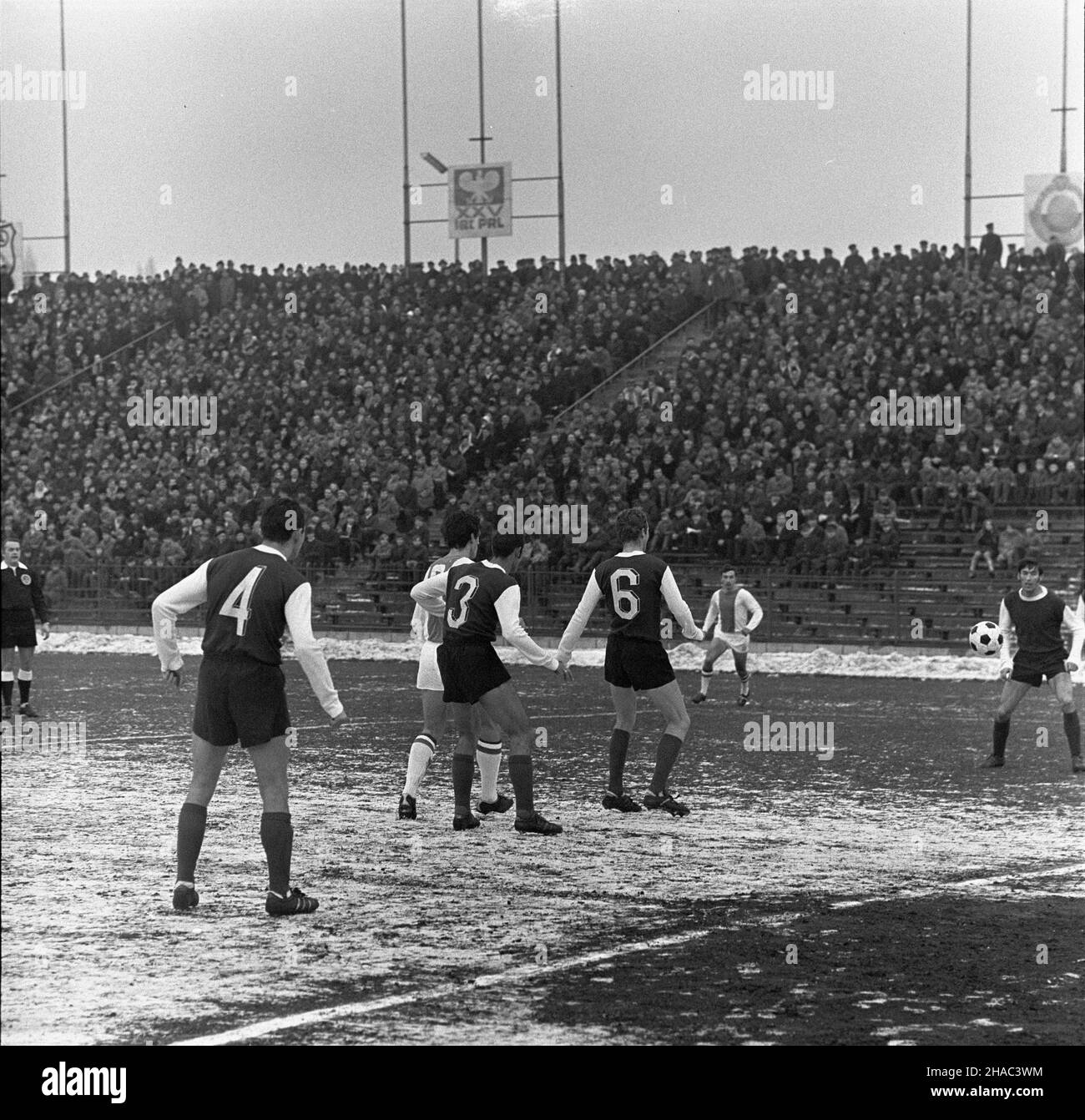 Warszawa, 1969-11-30. Mecz Legia Warszawa - Ruch Chorzów na Stadionie Wojska Polskiego przy ulicy £azienkowskiej, rozegrany podczas ostatniej kolejki rundy jesiennej sezonu 1969/1970. Mecz zakoñczy³ siê zwyciêstwem Legii 3:0, co da³o warszawskiemu klubowi tytu³ mistrza rundy jesiennej. Bramki strzelili: Jan Pieszko - dwie i Bernard Blaut - jedn¹. obroñca Legii Feliks Niedzió³ka (1L) i pomocnik Legii Zygfryd Blaut (1P). mb PAP/Edmund Uchymiak Varsavia, 30 novembre 1969. Una partita di calcio tra Legia Warszawa e Ruch Chorzow allo stadio del Legia Military Club sulla Lazienkowska Stree Foto Stock