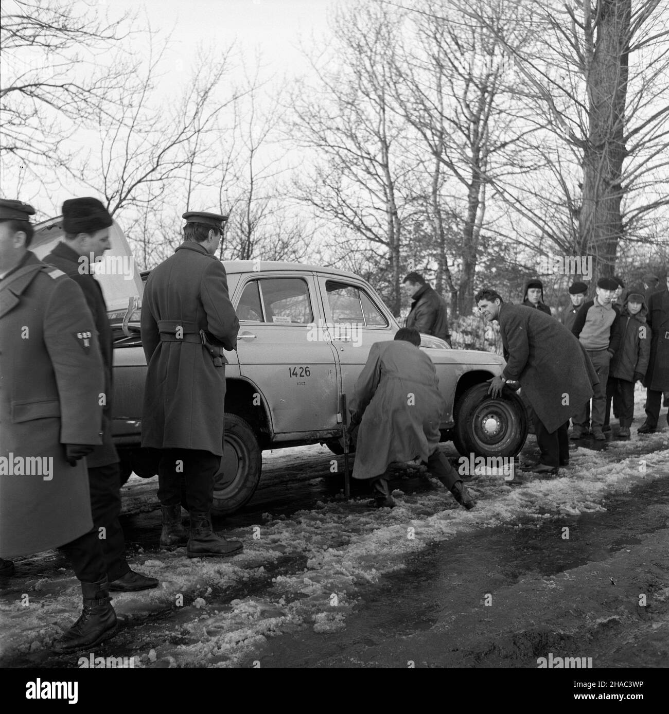 £ódŸ, 1969-11-30. W novy z 29 na 30 listopada dosz³o do zabójstwa ³ódzkiego taksówkarza. Zosta³ uduszony, prawdopodobnie na tle rabunkowym. Cia³o znaleziono kilkadziesi¹t metrów d porzuconego pojazdu. NZ. Ekipa dochodzeniowa porzuconej taksówce. mb PAP/Witold Rozmys³owicz Lodz, 30 novembre 1969. Nella notte del novembre 29 è stato ucciso un tassista di Lodz. Era strangolato, e probabilmente derubato. Il corpo è stato trovato a diverse decine di metri dalla macchina. Nella foto: Investigatori del taxi abbandonato. mb PAP/Witold Rozmyslowicz Foto Stock