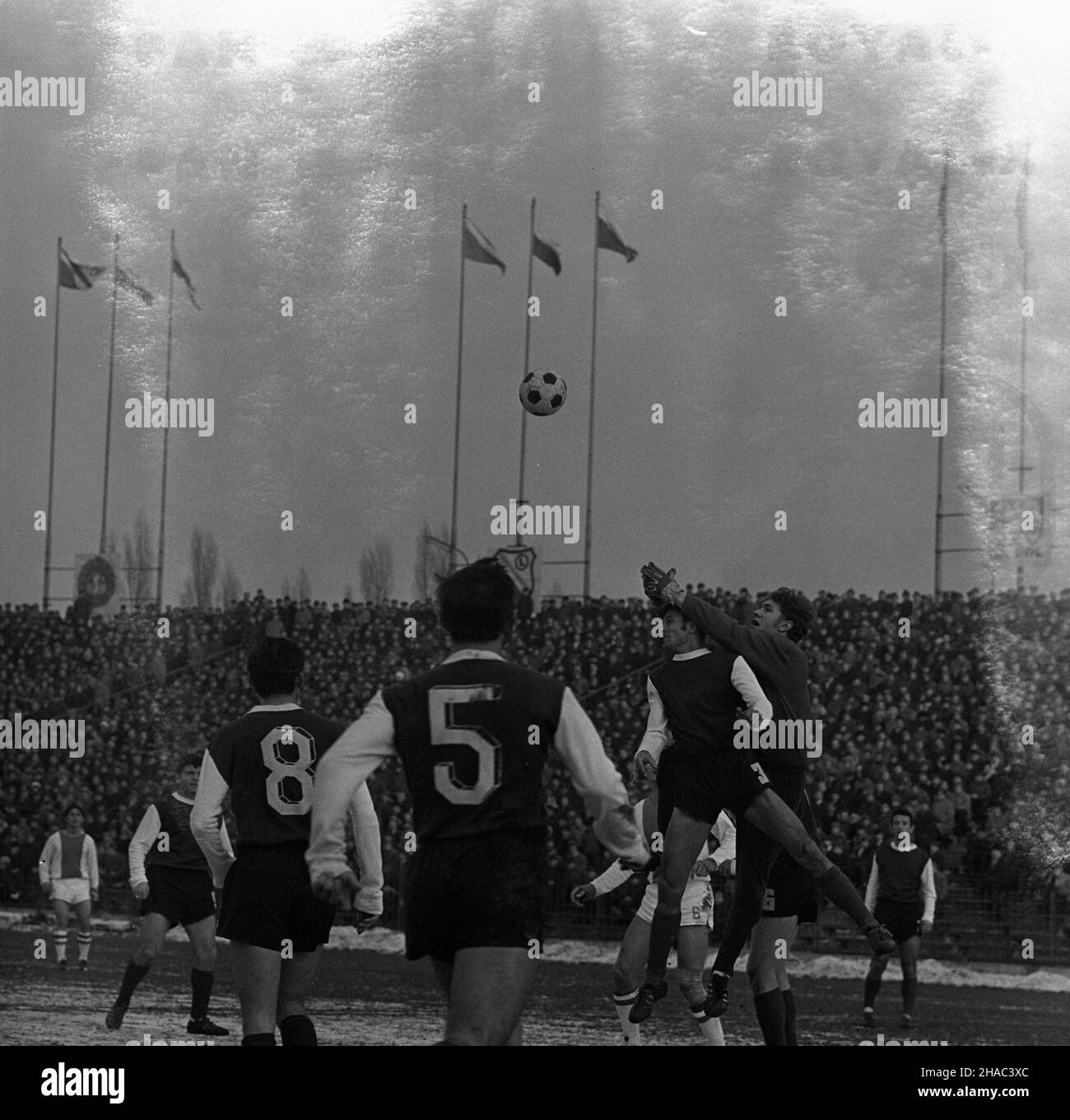 Warszawa, 1969-11-30. Mecz Legia Warszawa - Ruch Chorzów na Stadionie Wojska Polskiego przy ulicy £azienkowskiej, rozegrany podczas ostatniej kolejki rundy jesiennej sezonu 1969/1970. Mecz zakoñczy³ siê zwyciêstwem Legii 3:0, co da³o warszawskiemu klubowi tytu³ mistrza rundy jesiennej. Bramki strzelili: Jan Pieszko - dwie i Bernard Blaut - jedn¹. M. in. Pomocnik Legii Janusz ¯mijewski (4L), obroñca Legii Feliks Niedzió³ka (5L) i bramkarz Legii W³adys³aw Grotyñski (6L). mb PAP/Edmund Uchymiak Varsavia, 30 novembre 1969. Una partita di calcio tra Legia Warszawa e Ruch Chorzow al Legia mi Foto Stock