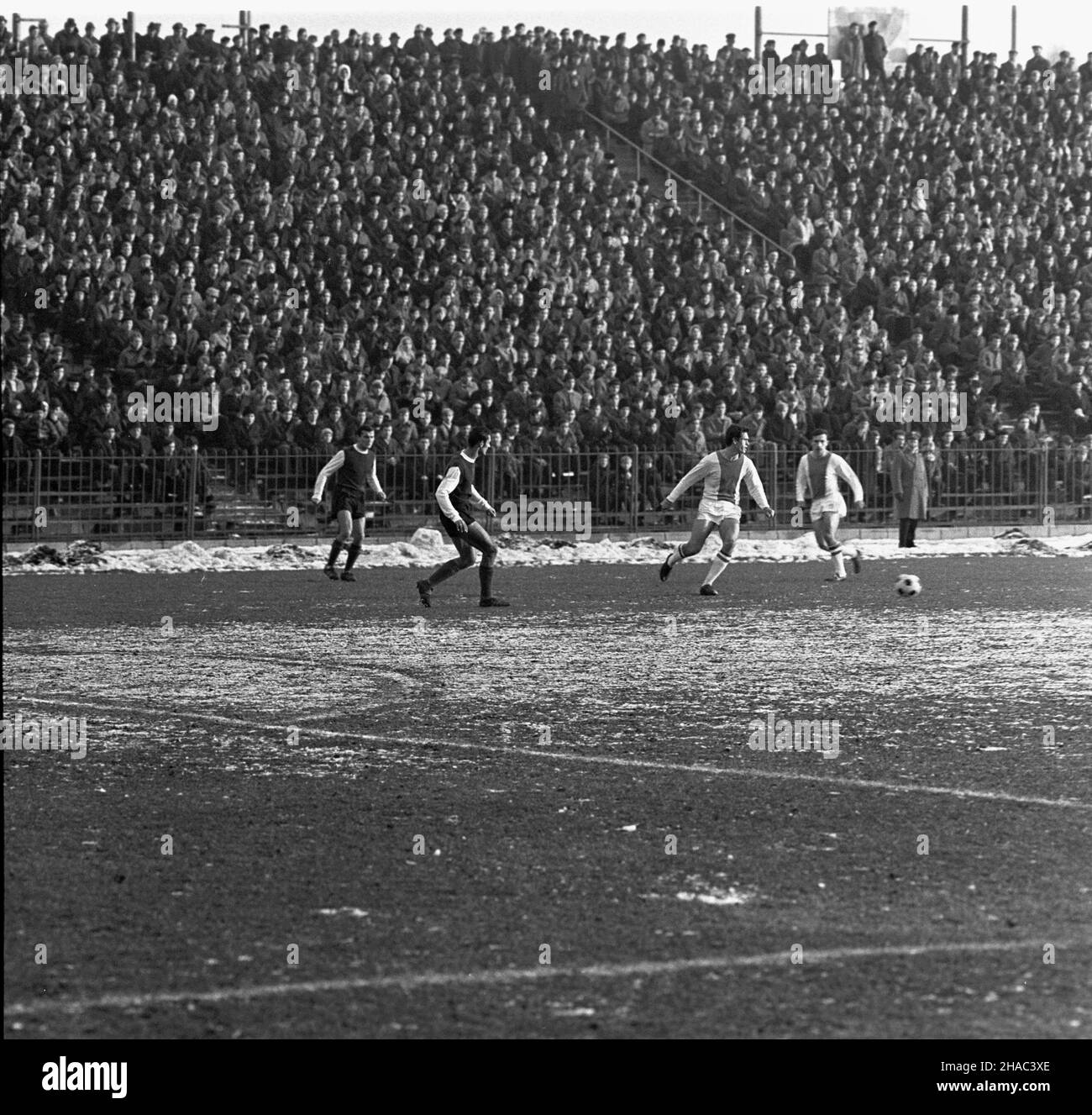 Warszawa, 1969-11-30. Mecz Legia Warszawa - Ruch Chorzów na Stadionie Wojska Polskiego przy ulicy £azienkowskiej, rozegrany podczas ostatniej kolejki rundy jesiennej sezonu 1969/1970. Mecz zakoñczy³ siê zwyciêstwem Legii 3:0, co da³o warszawskiemu klubowi tytu³ mistrza rundy jesiennej. Bramki strzelili: Jan Pieszko - dwie i Bernard Blaut - jedn¹. obroñcy Legii: Antoni Trzaskowski (1L) i Feliks Niedzió³ka (2L). mb PAP/Edmund Uchymiak Varsavia, 30 novembre 1969. Una partita di calcio tra Legia Warszawa e Ruch Chorzow allo stadio del Legia Military Club sulla via Lazienkowska, giocata Foto Stock