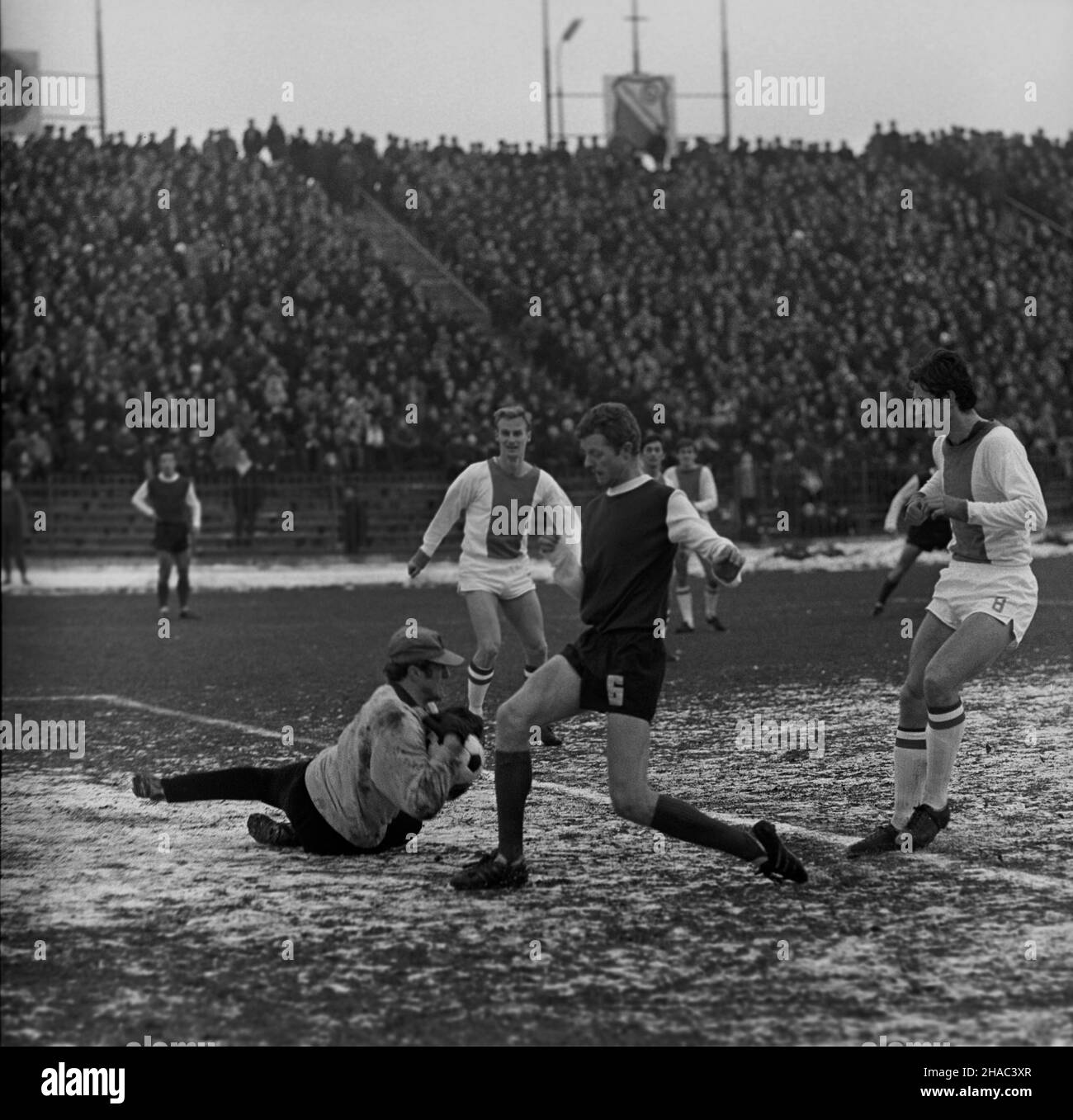 Warszawa, 1969-11-30. Mecz Legia Warszawa - Ruch Chorzów na Stadionie Wojska Polskiego przy ulicy £azienkowskiej, rozegrany podczas ostatniej kolejki rundy jesiennej sezonu 1969/1970. Mecz zakoñczy³ siê zwyciêstwem Legii 3:0, co da³o warszawskiemu klubowi tytu³ mistrza rundy jesiennej. Bramki strzelili: Jan Pieszko - dwie i Bernard Blaut - jedn¹. I 2L pomocnik Legii Bernard Blaut (4L). mb PAP/Edmund Uchymiak Varsavia, 30 novembre 1969. Una partita di calcio tra Legia Warszawa e Ruch Chorzow allo stadio del Legia Military Club in via Lazienkowska, Foto Stock