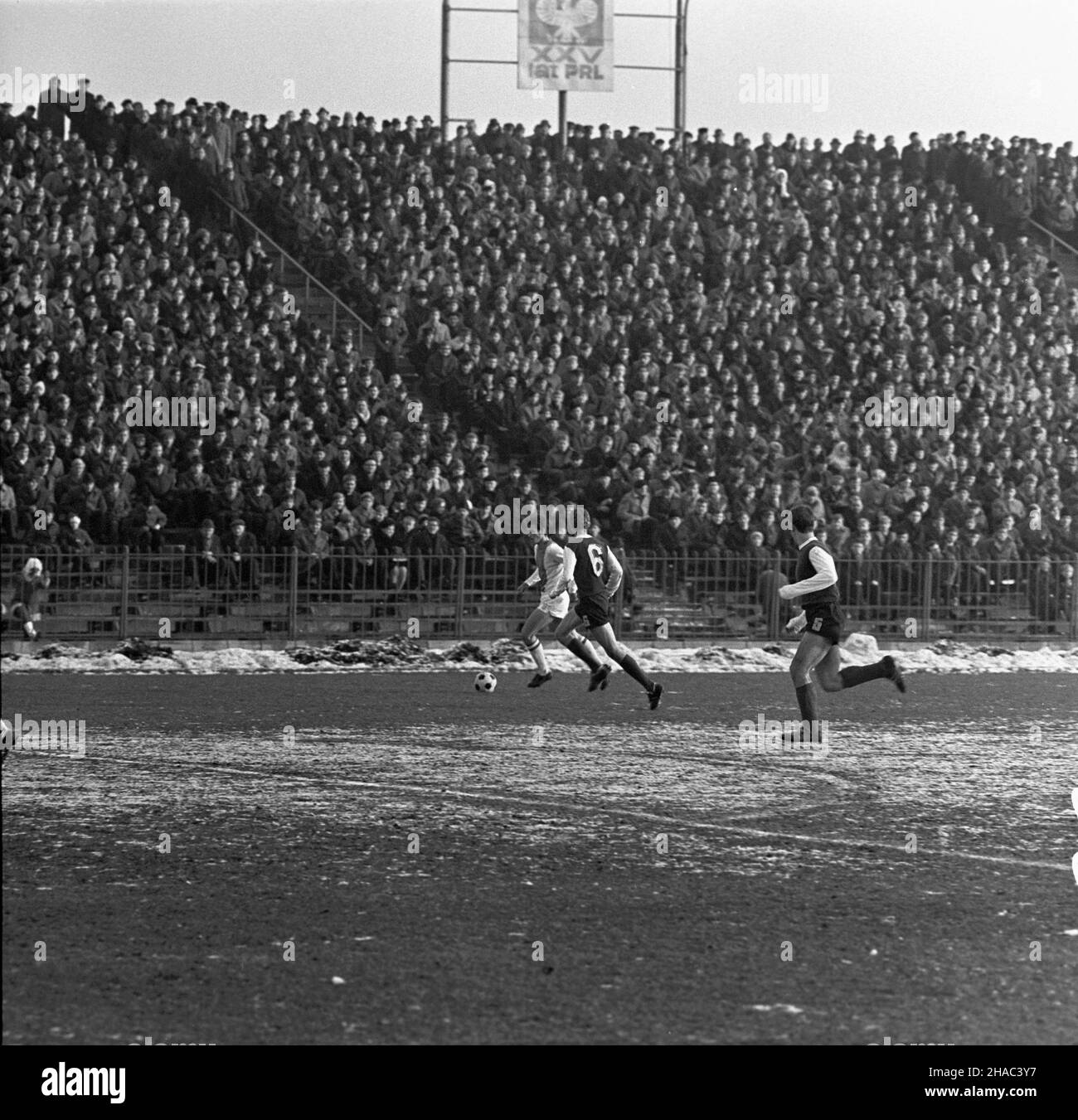 Warszawa, 1969-11-30. Mecz Legia Warszawa - Ruch Chorzów na Stadionie Wojska Polskiego przy ulicy £azienkowskiej, rozegrany podczas ostatniej kolejki rundy jesiennej sezonu 1969/1970. Mecz zakoñczy³ siê zwyciêstwem Legii 3:0, co da³o warszawskiemu klubowi tytu³ mistrza rundy jesiennej. Bramki strzelili: Jan Pieszko - dwie i Bernard Blaut - jedn¹. NZ. M. in. Pomocnicy Legii: Bernard Blaut (2P) i Janusz ¯mijewski (1P). mb PAP/Edmund Uchymiak Varsavia, 30 novembre 1969. Una partita di calcio tra Legia Warszawa e Ruch Chorzow allo stadio del Legia Military Club in via Lazienkowska, giocata a t Foto Stock