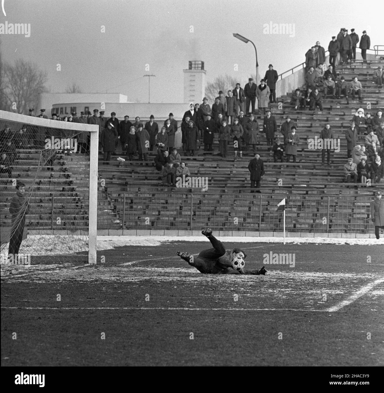 Warszawa, 1969-11-30. Mecz Legia Warszawa - Ruch Chorzów na Stadionie Wojska Polskiego przy ulicy £azienkowskiej, rozegrany podczas ostatniej kolejki rundy jesiennej sezonu 1969/1970. Mecz zakoñczy³ siê zwyciêstwem Legii 3:0, co da³o warszawskiemu klubowi tytu³ mistrza rundy jesiennej. Bramki strzelili: Jan Pieszko - dwie i Bernard Blaut - jedn¹. W³adys³aw Grotyñski. Bramkarz Legii. mb PAP/Edmund Uchymiak Varsavia, 30 novembre 1969. Una partita di calcio tra Legia Warszawa e Ruch Chorzow allo stadio del Legia Military Club in via Lazienkowska, disputata alla fine del round dell'autunno 1969 Foto Stock