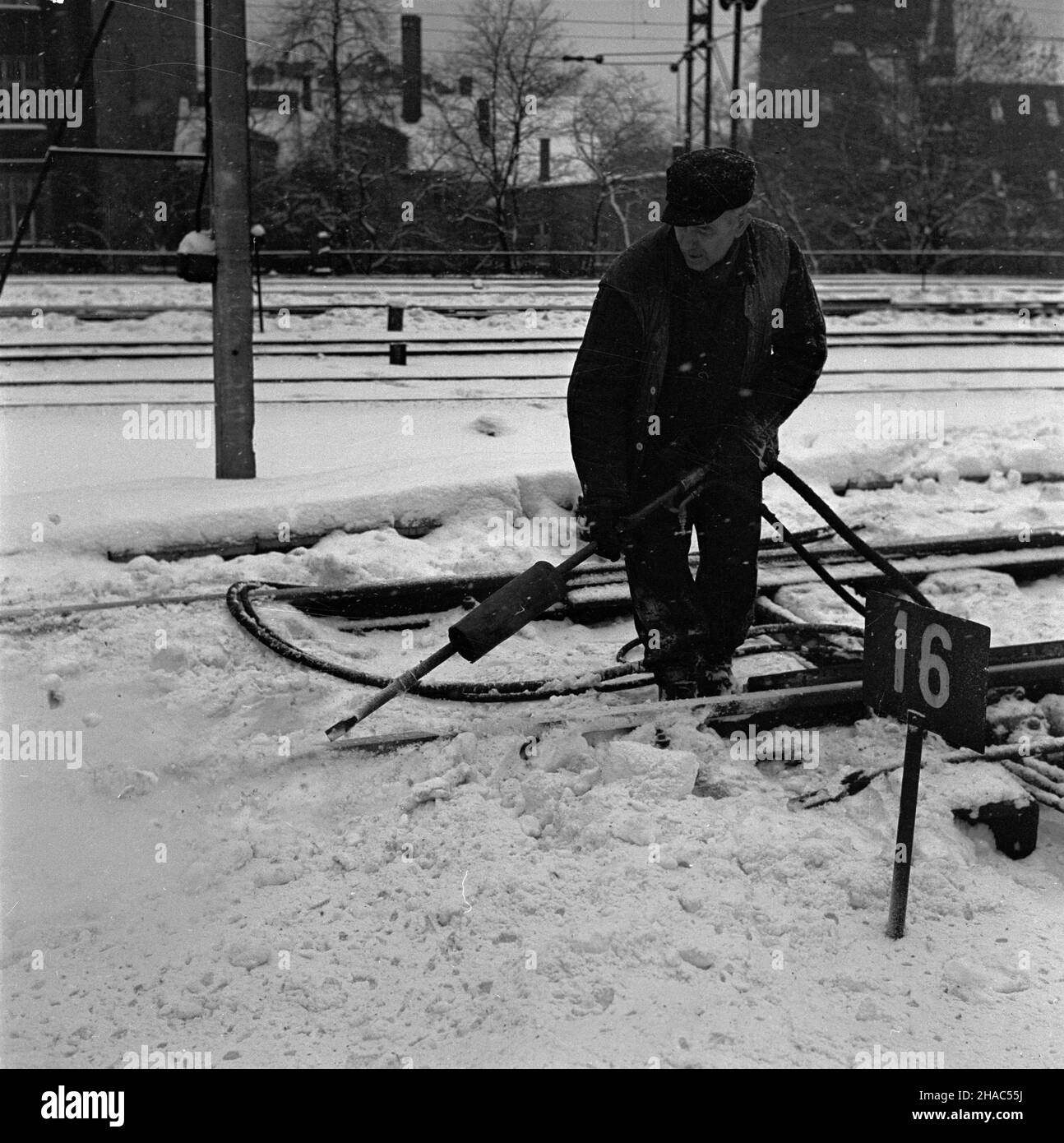 Katowice, 1969-12. Usuwanie skutków intesywnych opadów œniegu na terenie katowickiego wêz³a kolejowego, w akcji bra³o udzia³ oko³o 1000 osób. Kolejarze odœnie¿aj¹ tory przy pomocy sprê¿onego powietrza. kw PAP/Kazimierz Seko Dok³adny dzieñ wydarzenia nieustalony. Katowice, 1969 dicembre. Circa 1.000 persone hanno rimosso i danni causati da nevicate intense nello svincolo ferroviario di Katowice. Nella foto: Vagoni che rimuovono la neve con aria compressa. kw PAP/Kazimierz Seko Foto Stock