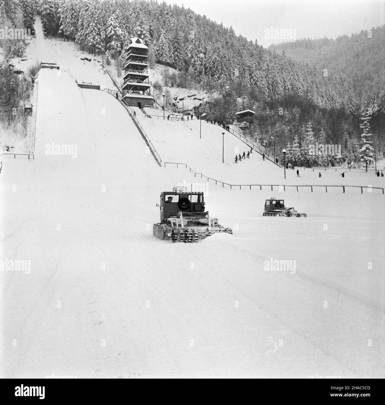 Zakopane, 1969-12. NZ. Ratraki na Œredniej Krokwi. kw PAP/Tadeusz Olszewski Dok³adny dzieñ wydarzenia nieustalony. Zakopane, 1969 dicembre. Foto: Snowgrooming sul Monte Srednia Krokiew. kw PAP/Tadeusz Olszewski Foto Stock