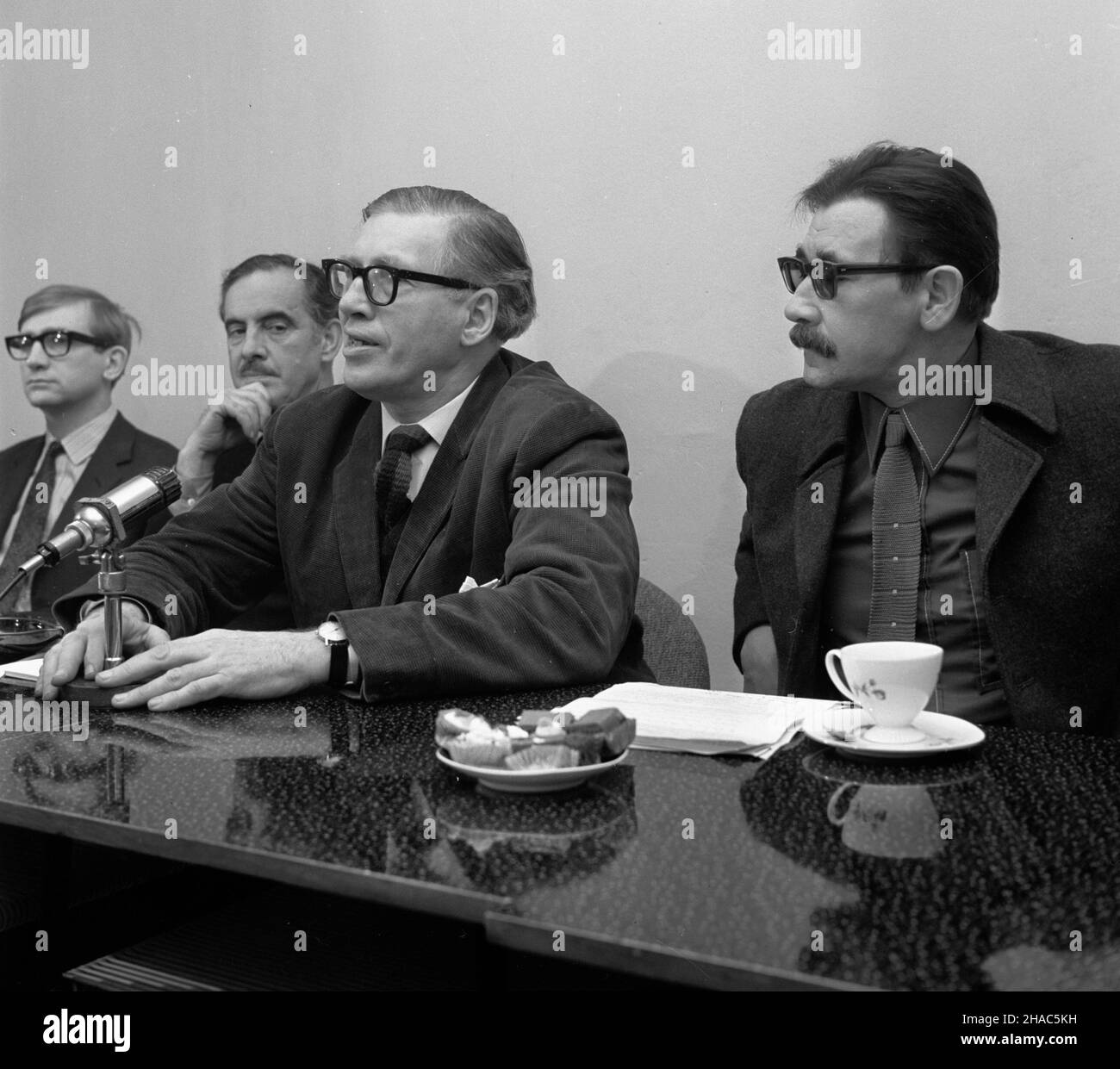 Warszawa, 1969-12. Konferencja prasowa poœwiêcona filmowi Bitwa o Angliê, wyœwietlanemu w ramach Tygodnia Filmów Angielskich. Udzia³ wziêli m.in. Re¿yser Lindsay Anderson, Susannah York, John Box oraz przewodnicz¹cy Zrzeszenia Producentów Filmowych Alexander Filson. NZ. m.in. John Box (2L) i Alexander Filson (3L). kw PAP/Dionizy G³adysz Dok³adny dzieñ wydarzenia nieustalony. Varsavia, 1969 dicembre. La conferenza stampa dedicata al film sulla Battaglia di Gran Bretagna ha mostrato come parte della settimana dei film britannici. Alla conferenza partecipano il direttore Lindsay Anderson, Susannah York, John Box An Foto Stock