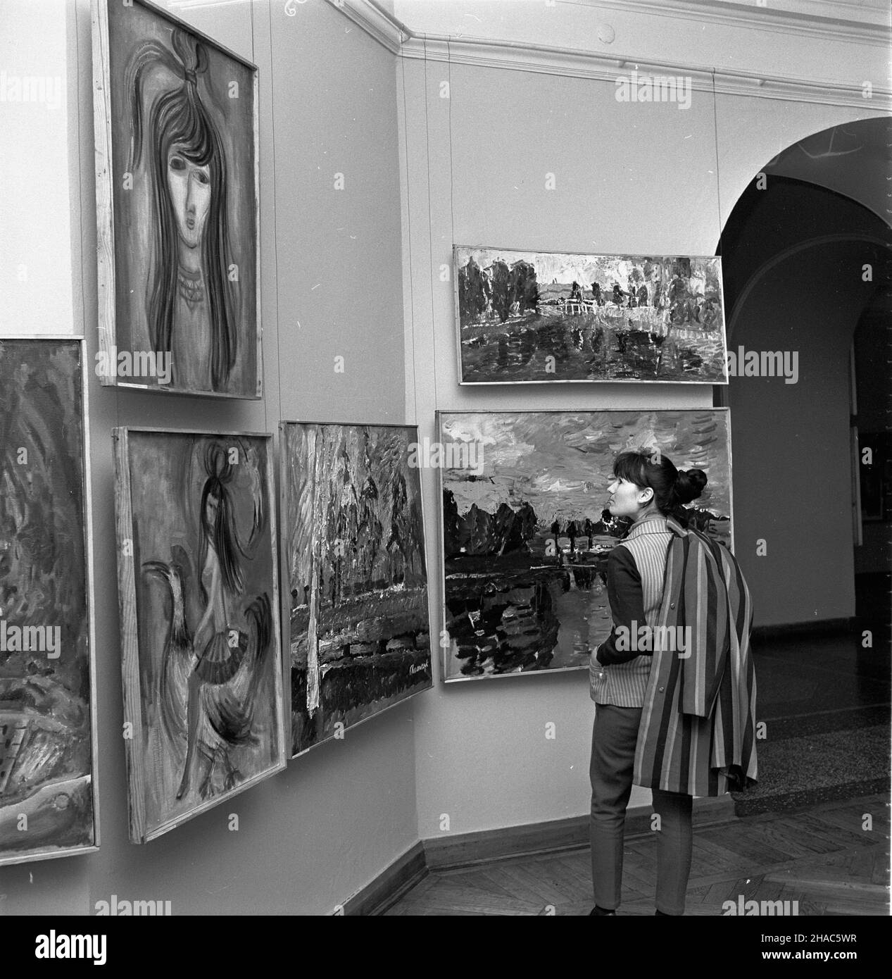 Bia³ystok, 1969-12-03. Pañstwowe Muzeum Okrêgowe mieszcz¹ce siê w Ratuszu Miejskim. Wystawa obrazów z V Ogólnopolskiego Pleneru Malarskiego w Bia³owie¿y. ad PAP/Roman Sieñko Bialystok, 3 dicembre 1969. Museo del Distretto di Stato nel Municipio. Nella foto: Mostra di dipinti della pittura polacca Plein-Air del 5th a Bialowieza. Ad PAP/Roman Sienko Foto Stock