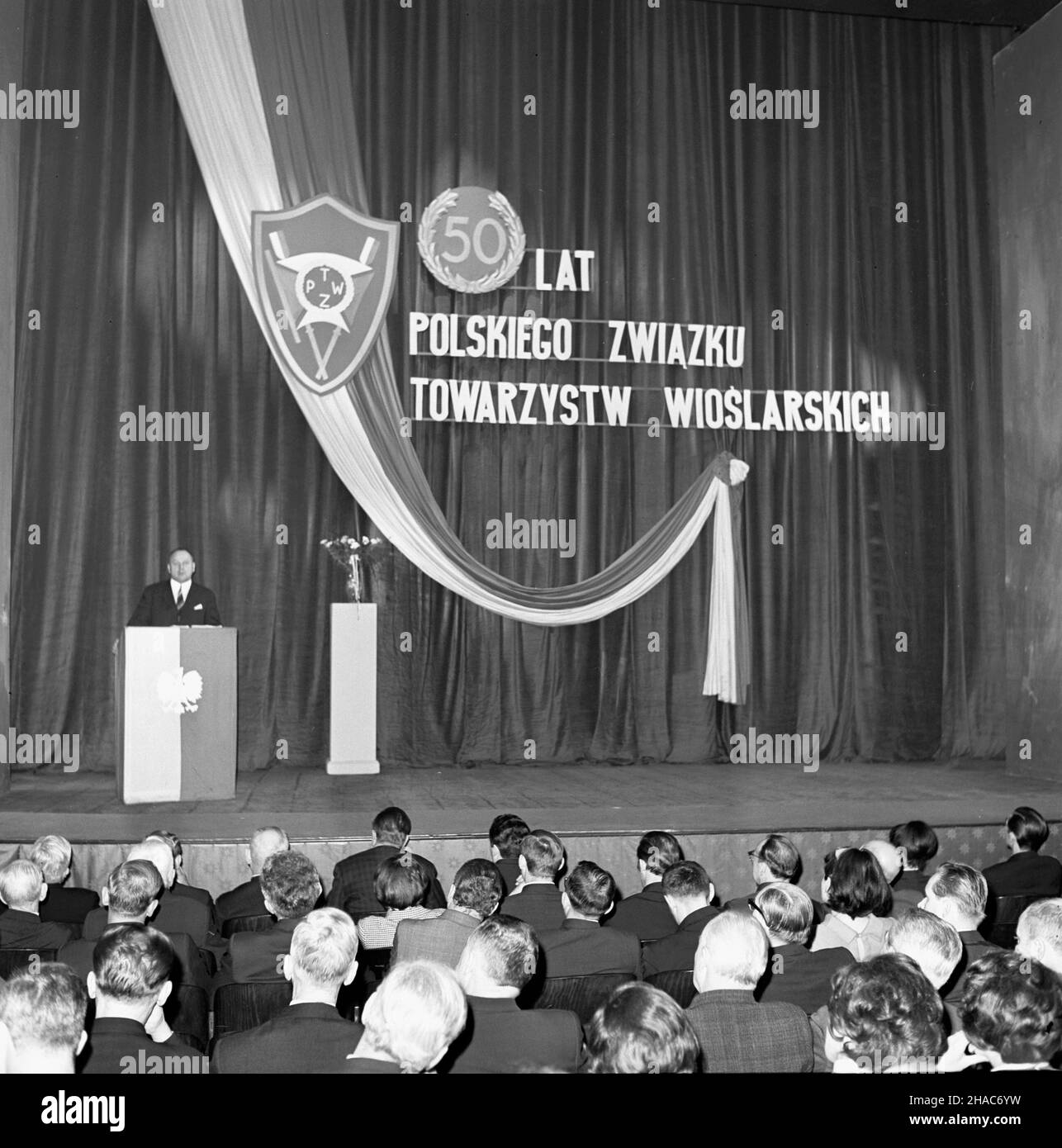 Poznañ, 1969-12-06. W Teatrze Polskim odby³a siê uroczystoœæ zwi¹zana z 50-leciem Polskiego Zwi¹zku Towarzystw Wioœlarskich. NZ. Przemawia prezes Polskiego Zwi¹zku Towarzystw Wioœlarskich Arnold Gonera. pw PAP/Zbigniew Staszyszyn Poznan, 6 dicembre 1969. Al Teatro Polski si sono tenute le celebrazioni del 50th anniversario dell'Unione polacca delle Società di canottaggio. Nella foto: Discorso del presidente dell'Unione Polacca delle Società di semina Arnold Gonera. pw PAP/Zbigniew Staszyszyn Foto Stock