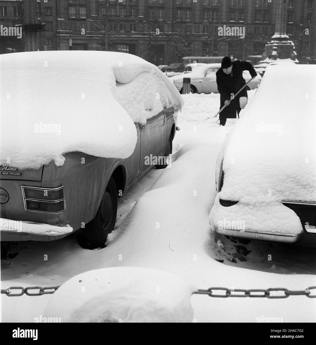 Warszawa, 1969-12. Kilkunastocentymetrowy œnieg zasypa³ samochody, ulice ho posto. Warszawiacy musieli zmierzyæ siê z ogromnymi zaspami œniegu. NZ. odœnie¿anie Forda Cortiny na placu Konstytucji. pw PAP/Henryk Rosiak Dok³adny dzieñ wydarzenia nieustalony. Varsavia, 1969 dicembre. Più di 10 cm di neve cadde nel mese di dicembre. Strade, parchi, piazze erano ricoperte di neve. Nella foto: Rimozione della neve dalla Ford Cortina su Piazza Konstytucji. pw PAP/Stanislaw Dabrowiecki Foto Stock