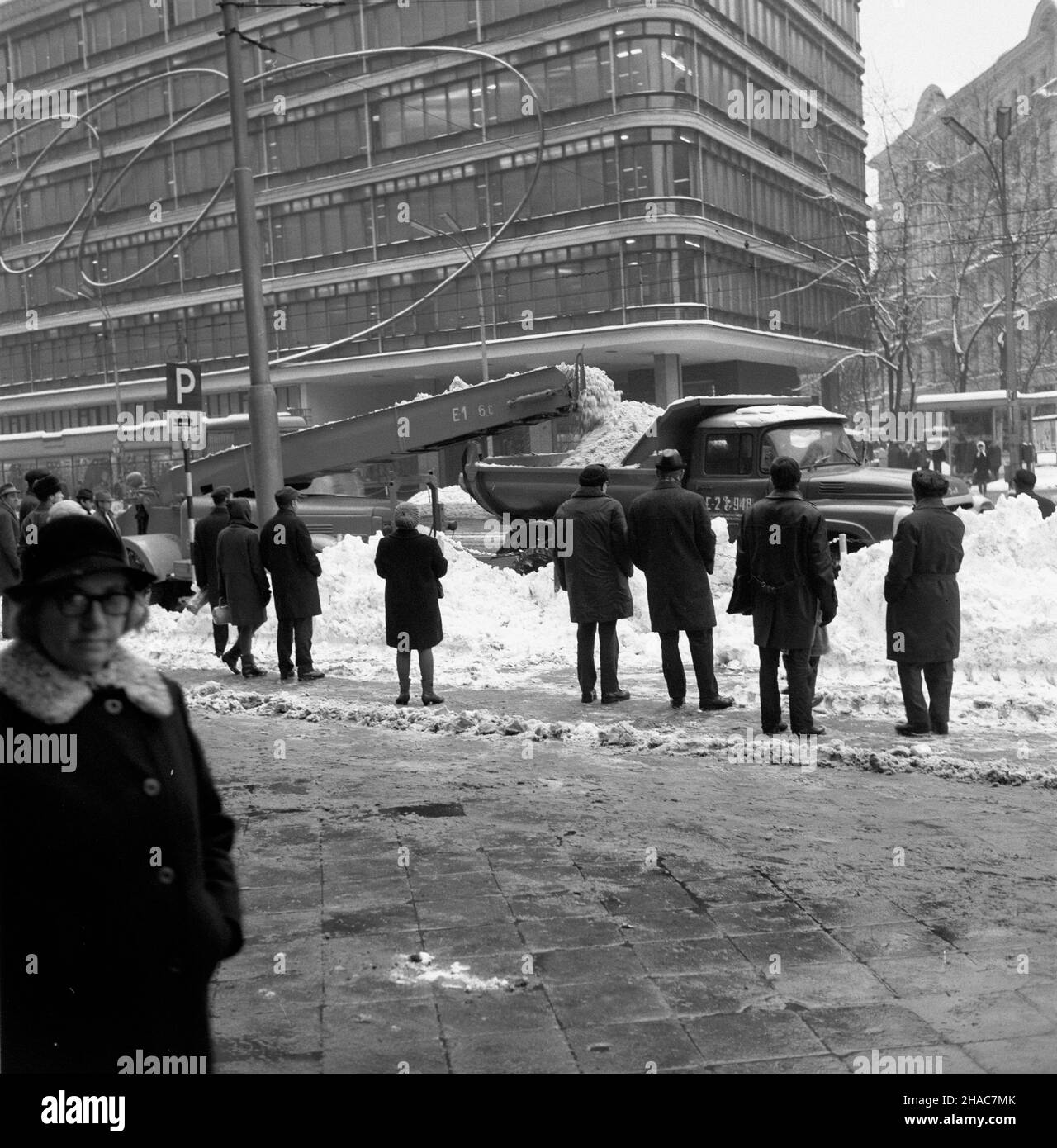 Warszawa, 1969-12. Kilkunastocentymetrowy œnieg zasypa³ miasto. Pracownicy Miejskiego Przedsiêbiorstwa Oczyszczania odœnie¿ali chodniki i ulice. Korzystano m.in. z maszyn ³aduj¹cych œnieg na ciê¿arówki (tzw. kombajnów œnie¿nych). NZ. Kombajn œnie¿ny ³aduje œnieg w Alejach Jerozolimskich, na odcinku miêdzy ulicami Krucz¹ a Brack¹. pw PAP/Henryk Rosiak Dok³adny dzieñ wydarzenia nieustalony. Varsavia, 1969 dicembre. La città dopo pesanti nevicate. I lavoratori di Municipal Cleaning Enterprise rimuovono la neve dalle strade e dai marciapiedi. Nella figura: Un caricatore da neve meccanico rimuove la neve a Jerozolimsk Foto Stock