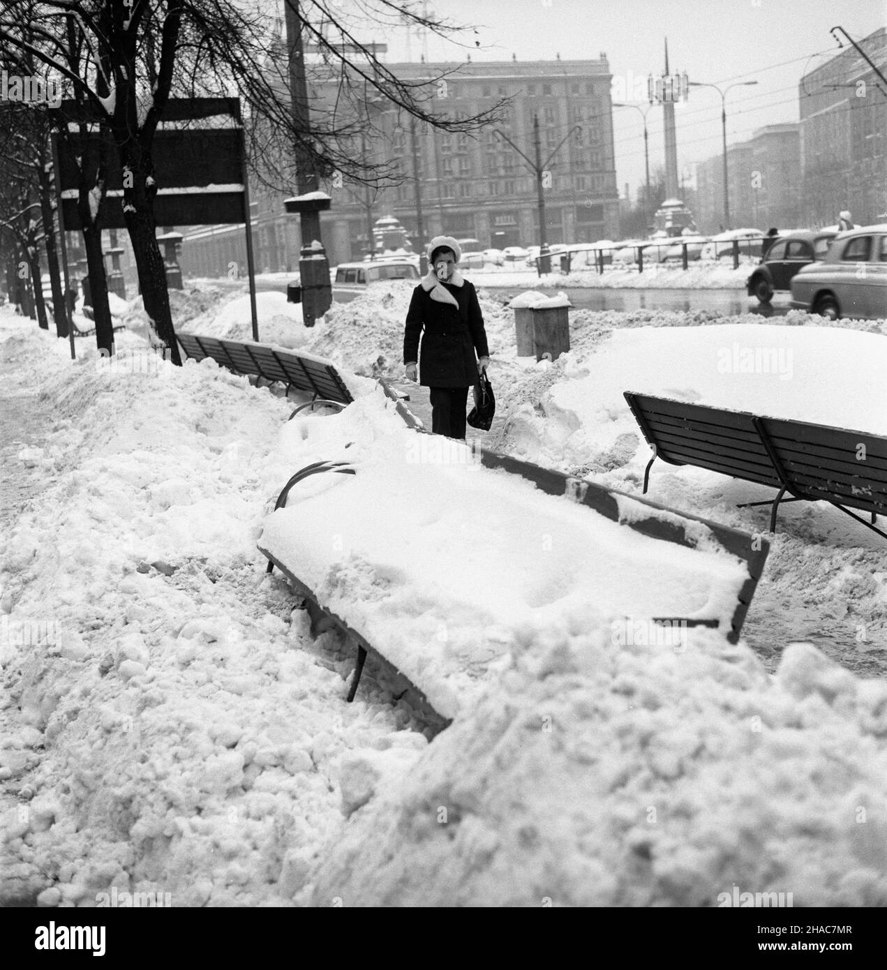 Warszawa, 1969-12. Kilkunastocentymetrowy œnieg zasypa³ samochody, ulice ho posto. Warszawiacy musieli zmierzyæ siê z ogromnymi zaspami œniegu. NZ. Zaspy œniegu na placu Konstytucji. pw PAP/Henryk Rosiak Dok³adny dzieñ wydarzenia nieustalony. Varsavia, 1969 dicembre. Più di 10 cm di neve cadde nel mese di dicembre. Strade, parchi, automobili erano coperti di neve. C'erano enormi snowbank. Nella foto: Snowbank in piazza Konstytucji. pw PAP/Stanislaw Dabrowiecki Foto Stock