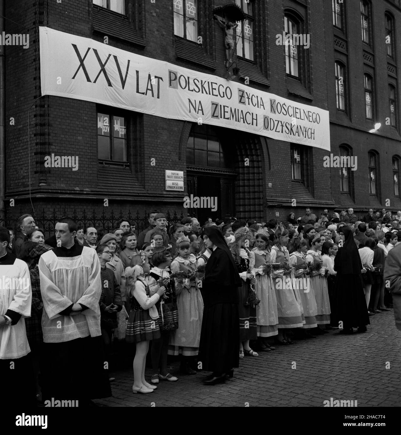 Wroc³aw, 1970-05-04. Z okazji 25. Rocznicy powrotu Ziem Zachodnich do Polski odby³a siê uroczysta Konferencja Episkopatu Polski. Ad PAP/Eugeniusz Wo³oszczuk Wroclaw, 4 maggio 1970. La Conferenza Episcopale Polacca si è tenuta in occasione del 25th° anniversario del ritorno dei territori occidentali in Polonia. Ad PAP/Eugeniusz Woloszczuk Foto Stock