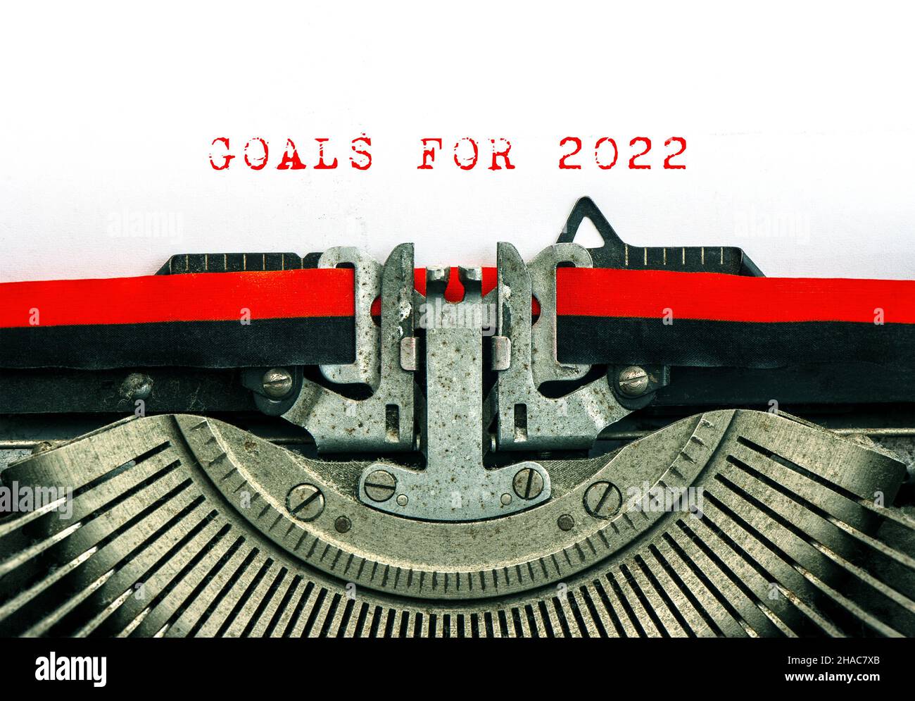 Macchina da scrivere vintage con obiettivi di testo di esempio PER il 2022. Parole rosse su sfondo di carta bianca Foto Stock