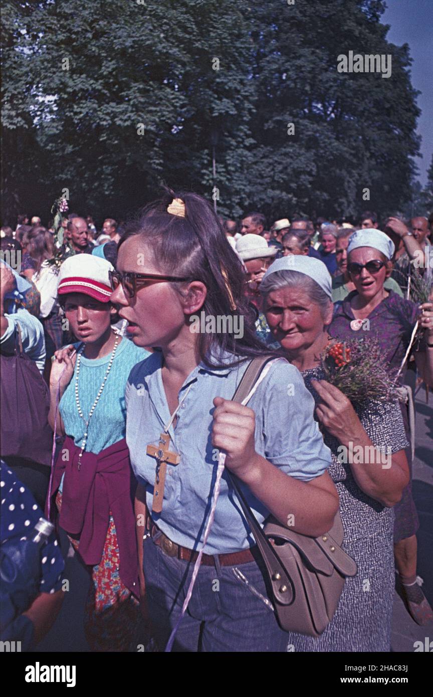 Czêstochowa 08,1971. Pielgrzymka do sanktuarium Najœwiêtszej Maryi Panny Jasnogórskiej w Czêstochowie. NZ. zakoñczenie 255. Warszawskiej Pielgrzymki Pieszej na Jasn¹ Górê - pielgrzymi u stóp klasztoru oo. Paulinów. mta PAP/Janusz Rosikoñ Dok³adny dzieñ wydarzenia nieustalony. Czestochowa Agosto 1971. Il pellegrinaggio al santuario di Jasna Gora Santa Maria a Czestochowa. Nella foto: La fine del pellegrinaggio dei piedi di Varsavia del 255th a Jasma Gora - pellegrini ai piedi del convento dei frati di San Paolo mta PAP/Janusz Rosikon Data evento sconosciuta. Foto Stock