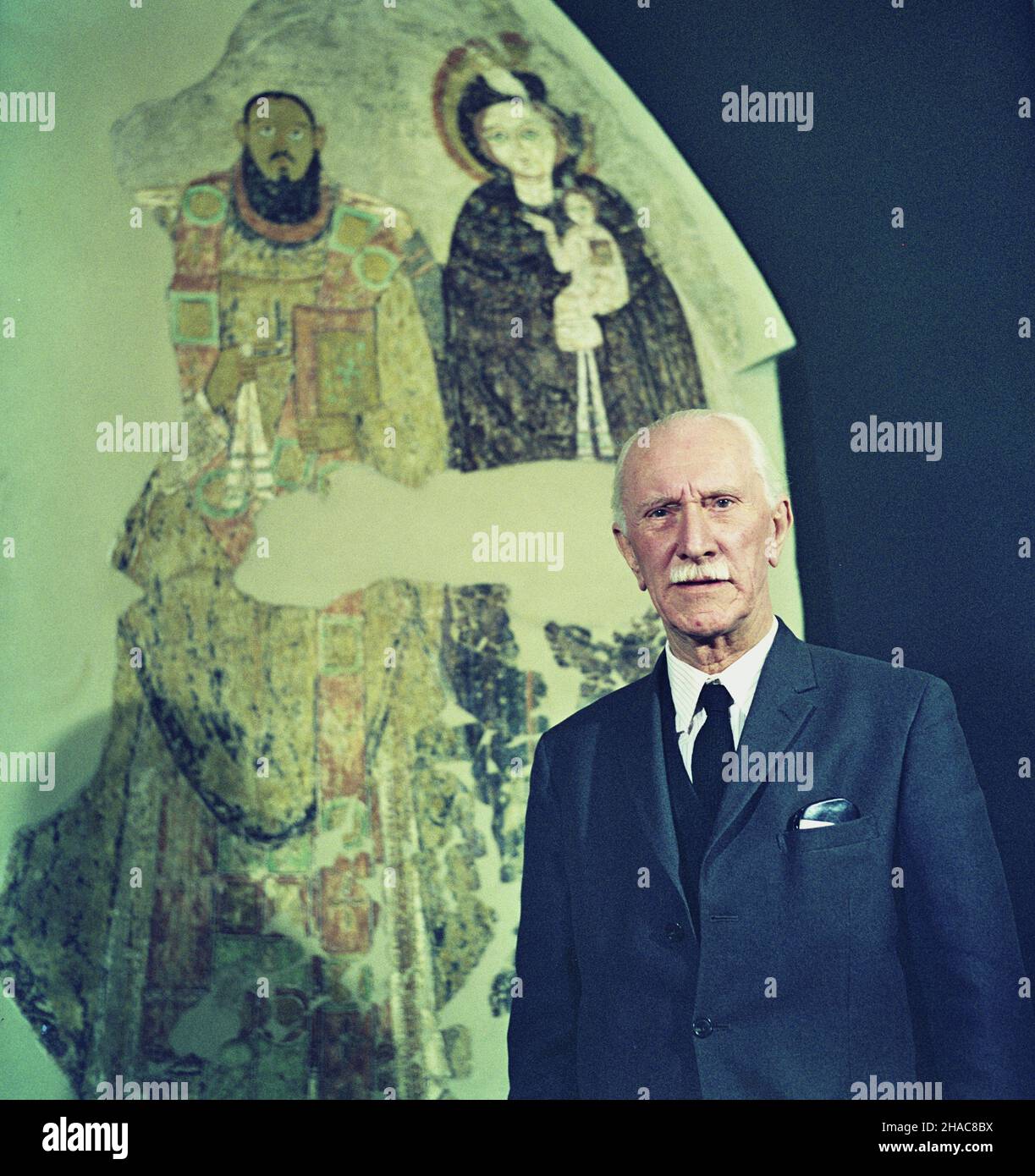 Warszawa 02,1973. Profesor Kazimierz Micha³owski (polski archeologog, eipologog, histyk sztuki, cz³onek Polskiej Akademii Nauk, twórca polskiej szko³y archeologi œródziemnomorskiej) w Galerii Faras w Muzeum Narodowym w Warszawie. mta PAP/Jan Morek;Janusz Rosikoñ Dok³adny dzieñ wydarzenia nieustalony. Varsavia febbraio 1973. Il professor Kazimierz Michalowski (archeologo polacco, egittologo, storico dell'arte, membro dell'Accademia Polacca delle Scienze (PAN), fondatore della scuola di archeologia mediterranea polacca) presso la Galleria Faras nel Museo Nazionale di Varsavia. mta PAP/Jan Morek;Janus Foto Stock