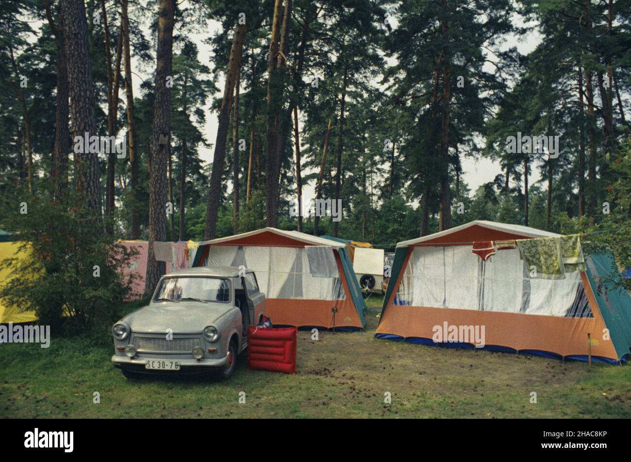 Augustów 08,1973. Wakacyjny wypoczynek. NZ. Pole namiotowe, na pierwszym planie auto marki Trabant 601. mw PAP/Chris Niedenthal Dok³adny dzieñ wydarzenia nieustalony. Augustow 1973 agosto. Vacanze estive. Nella foto: Un campeggio, in primo piano: Un Trabant 601 auto. mw PAP/Chris Niedenthal data esatta sconosciuta. Foto Stock