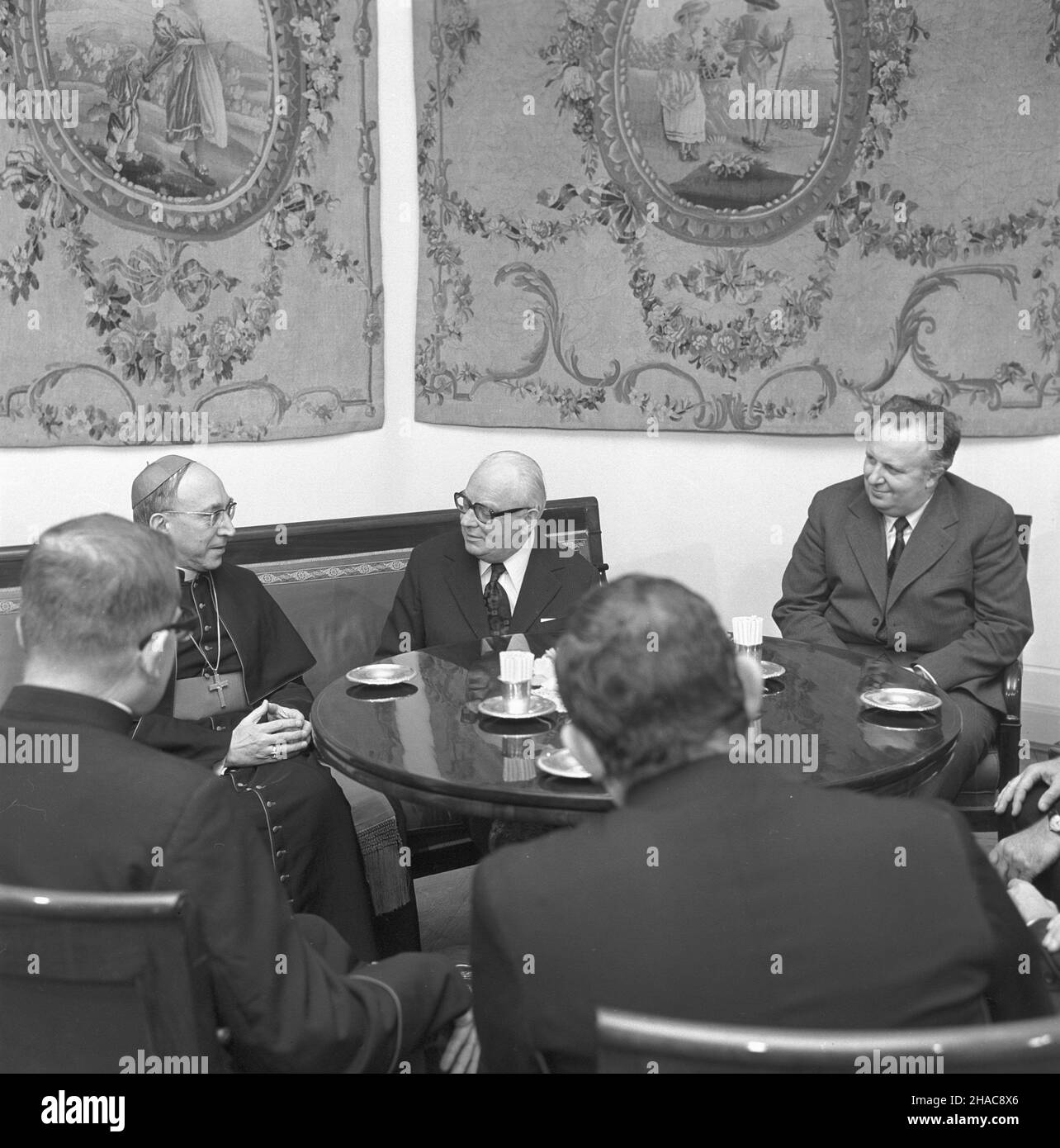 Warszawa 05.02.1974. Na zaprotzenie rz¹du PRL, w dniach 04-06.02.1974 r., przebywa³ w Polsce sekretarz Rady ds. Publicznych Koœcio³a Agostino Casaroli (L). NZ. Spotkanie z przewodnicz¹cym Rady Pañstwa Henrykiem Jab³oñskim (C) w Belwederze. Z prawej ministro spraw zagranicznych Stefan Olszowski. mta PAP/Andrzej Kossobudzki Or³owski Warszawa 04.02.1974. Agostino Casaroli (sinistra), Pro-Segretario di Stato e Pro-Prefetto del Consiglio per gli Affari pubblici, in visita in Polonia dal 04-06 febbraio 1974 su invito delle autorità polacche. Incontro con lo state Counc Foto Stock