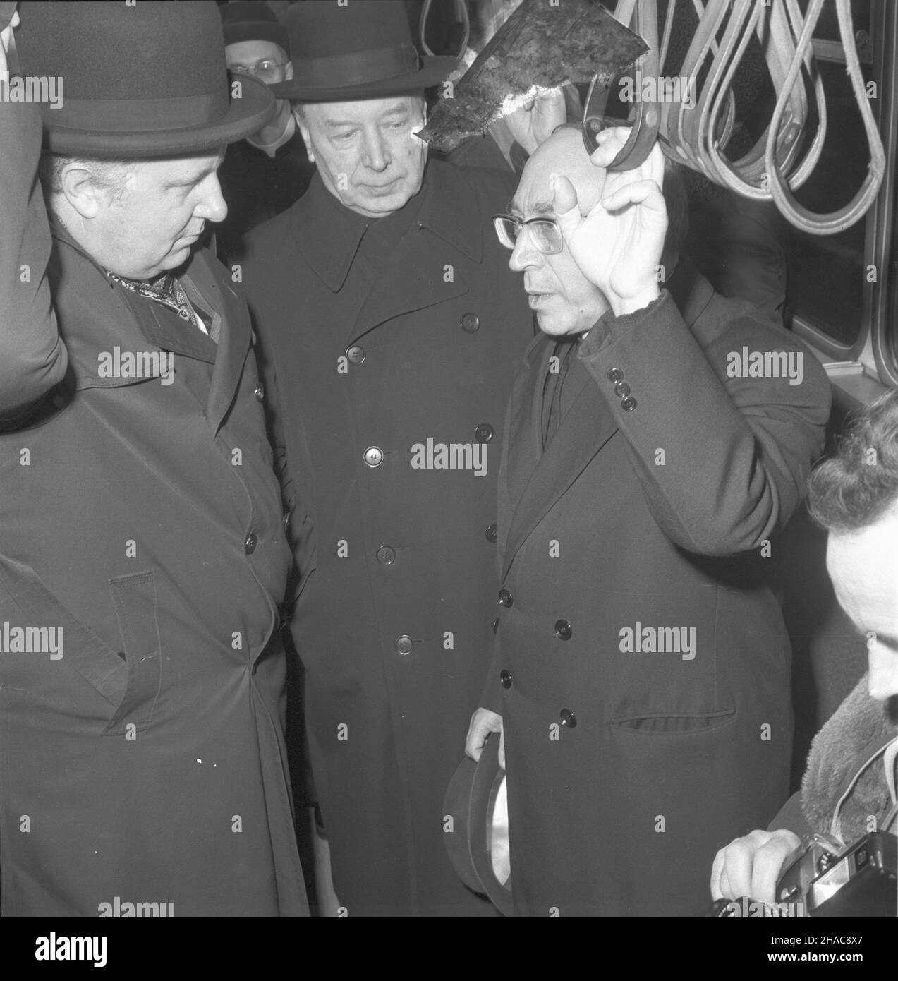 Warszawa 04.02.1974. Na zaprotzenie rz¹du PRL, w dniach 04-06.02.1974 r., przebywa³ w Polsce sekretarz Rady ds. Publicznych Koœcio³a Agostino Casaroli. de lewej: ministro spraw zagranicznych Stefan Olszowski, Prymas Polski kardyna³ Stefan Wyszyñski, arcybiskup Agostino Casaroli. mta PAP/Andrzej Kossobudzki Or³owski Warszawa 04.02.1974. Agostino Casaroli, Pro-Segretario di Stato e Pro-Prefetto del Consiglio per gli Affari pubblici, in visita in Polonia dal 04-06 febbraio 1974 su invito delle autorità polacche. Nella foto da sinistra: Il Ministro degli Esteri Stefan Foto Stock