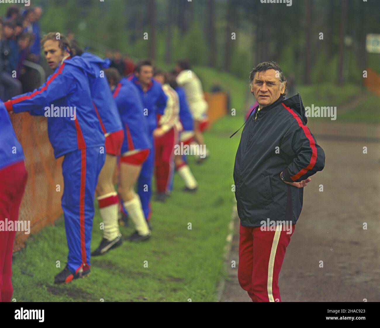 Zakopane 05,1974. Zgruppowanie pi³karskiej reprezentacji polski przed X Mistrzostwami Œwiata w Pi³ce No¿nej 1974 w RFN. Reprezentacja prowadzona przez Kazimierza Górskiego mieszka³a i trenowa³a na obiektach Centralnego Oœrodka Sportu. NZ. Grzegorz lato (L), Kazimierz Górski (P). uu PAP/Chris Niedenthal Zakopane, Polonia, maggio 1974. L'attaccante Grzegorz lato (L) e l'allenatore Kazimierz Gorski (R) durante un allenamento al Centro Sportivo Centrale di Zakopane. La squadra nazionale di calcio polacca si trova in un campo di allenamento prima della Coppa del mondo di calcio 1974 in Germania. PAP/CHRIS NIEDENTHAL Foto Stock