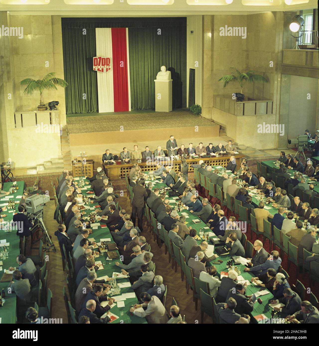 Warszawa 29.09.1975. Urz¹d Rady Ministrów. Spotkanie kierownictha partii i rz¹du z naukowcami. NZ. Przemawia Premier PRL Piotr Jaroszewicz (stoi za sto³em prezydialnym). Za sto³em prezydialnym siedz¹: Sekretarz KC PZPR Józef Piñkowski (2L), ministro obrony genera³ Wojciech Jaruzelski (3L), cz³onek Rady Pañstwa PRL Edward Babiuch (4L), i sekretarz KC PZPR Edward Gierek (5L), cz³onek Biura Politycznego i sekretarz KC Pricez 6P (Ministrów), Jan cz³onek Sálálálaga (Mieczys³aw), Jálálálálaga 5P, Jálálaga, Jálálaga, Jálálaga, Jál Sekretarz KC PZPR Stanis³aw Kania (4P). msa PAP/Jan Morek Varsavia Foto Stock