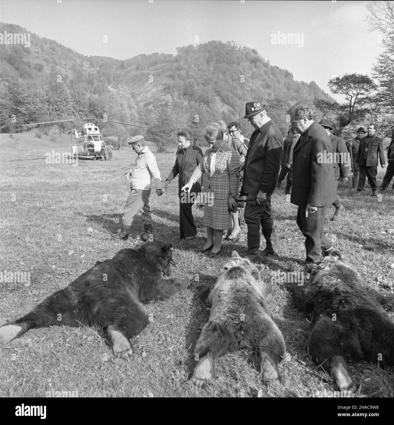 Rumunia, 1976-10. I sekretarz KC PZPR Edward Gierek podczas wizyty w Rumunii wzi¹³ udzia³ w polowaniu w Karpatach. de lewej: Sekretarz generalny RPK Nicolae Ceausescu i jego ¿ona Elena, Stanis³awa Gierek, Edward Gierek. meg PAP/Jan Morek Dok³adny dzieñ wydarzenia nieustalony. Romania, ottobre 1976. Primo Segretario del Comitato Centrale del Partito operaio Unito polacco Edward Gierek (2-R), sua moglie Stanislawa Gierek (3-R), Segretario Generale del Partito Comunista Rumeno Nicolae Ceausescu (L) e sua moglie Elena Ceausescu (2-L) durante una caccia nei Monti Carpazi. Firs Foto Stock