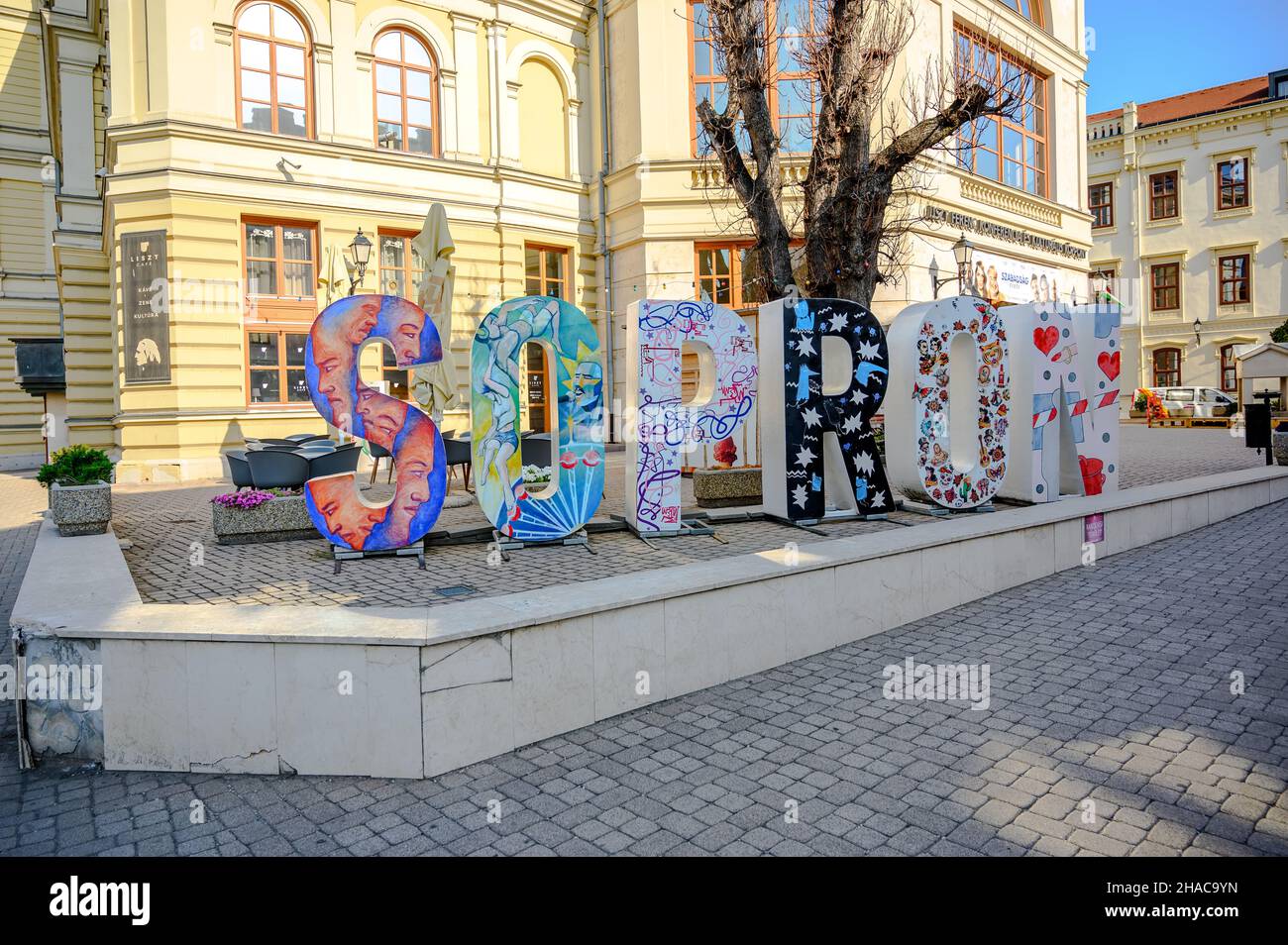SOPRON, UNGHERIA - 14 AGOSTO 2021: Segno decorativo sopron per le tournée locali a Sopron, Ungheria Foto Stock
