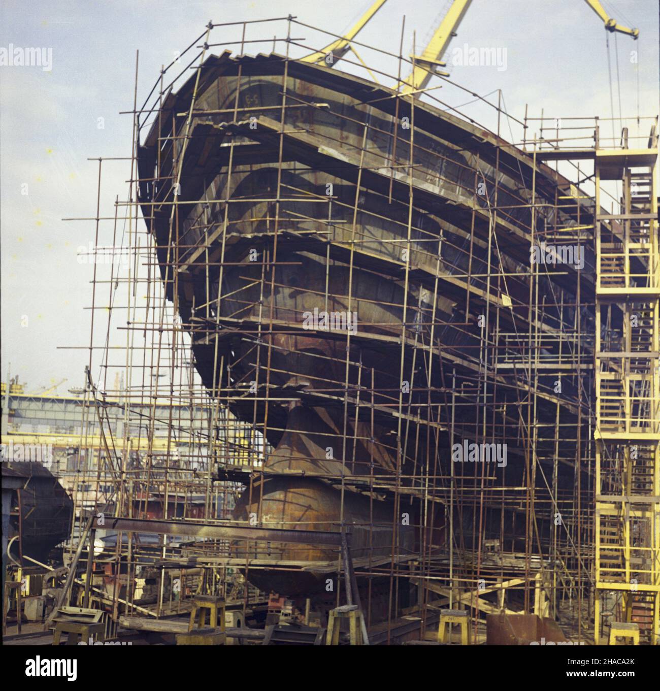 Szczecin 03,1977. Szczeciñska Stocznia Remontowa. NZ. Budowa MF Pomeranii - promu pasa¿ersko-samochodowego wed³ug projektu in¿yniera Andrzeja ¯arnocha. ka PAP/Lech Zielaskowski Dok³adny dzieñ wydarzenia nieustalony. Szczecin, marzo 1977. Il cantiere di riparazione Szczecin. Nella foto: Costruzione di MF Pomerania - un passenger e traghetto auto, progettato dall'ingegnere Andrzej Zarnoch. ka PAP/Lech Zielaskowski evento giorno sconosciuto. Foto Stock